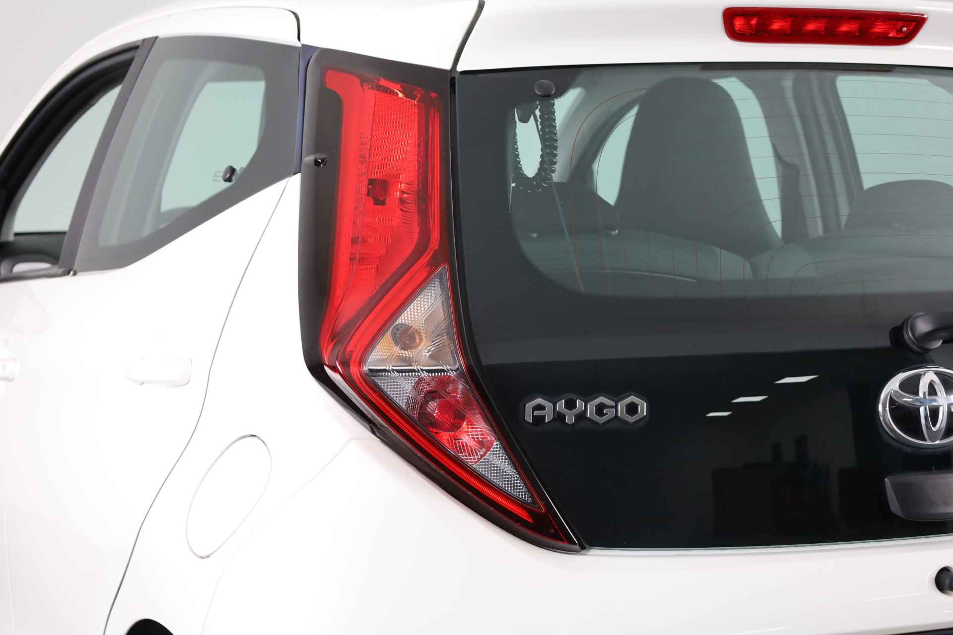 Toyota Aygo 1.0 VVT-i X-Play X-Shift Automaat | Camera | Airco | Apple Carplay/Android Auto | - 36/38