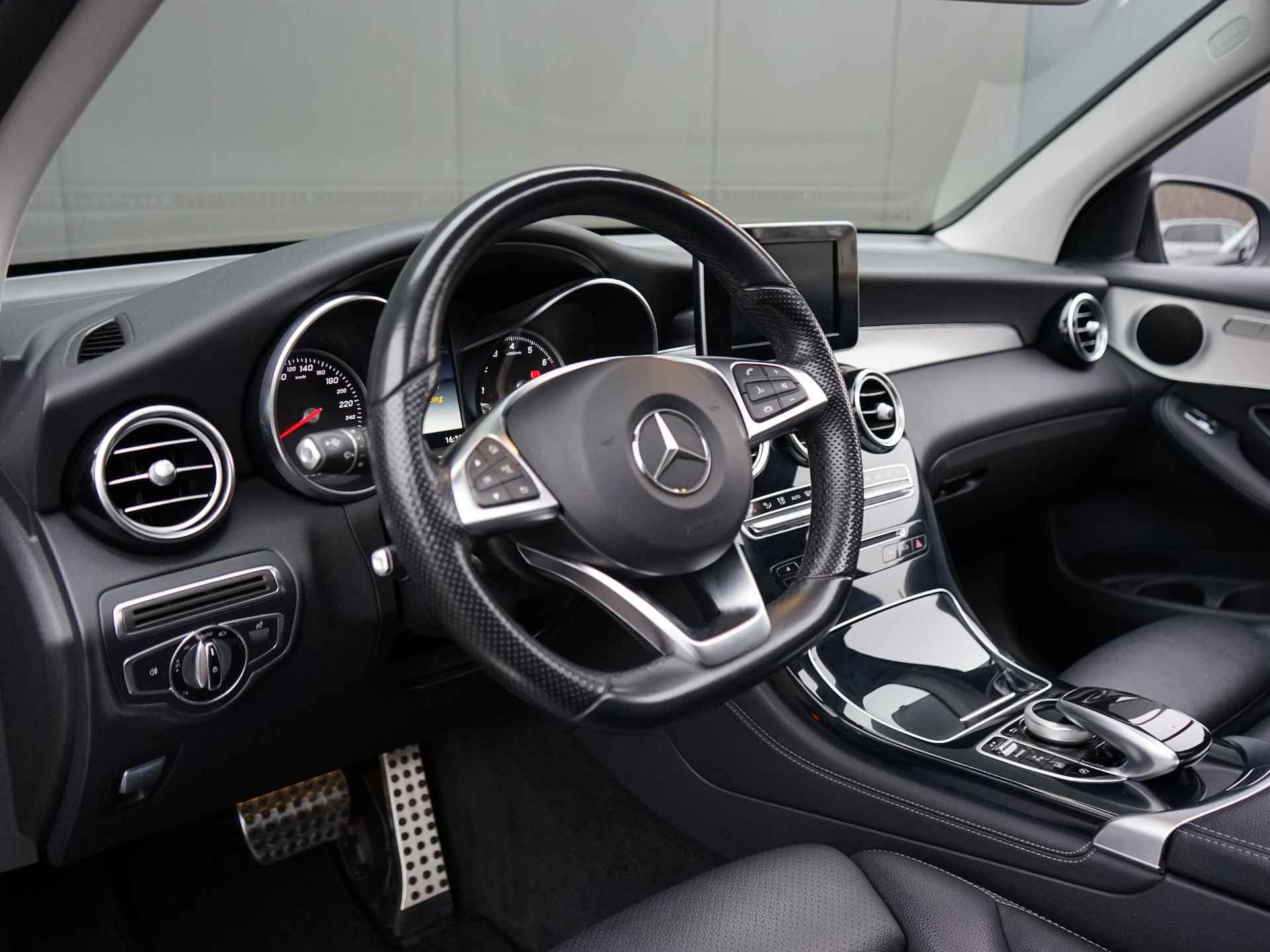 Mercedes-Benz GLC-klasse 250 4MATIC Ambition AMG Pakket / Pano dak / 20'' LM velgen / Camera / Trekhaak / Orig. NL - 15/33