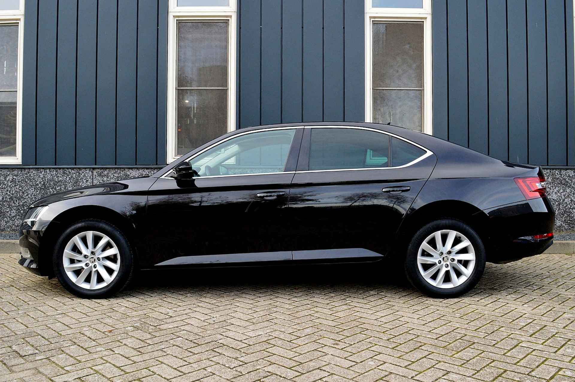 Škoda Superb 1.5 TSI ACT Business Edition Rijklaarprijs-Garantie Navigatie Xenon Camera - 2/39