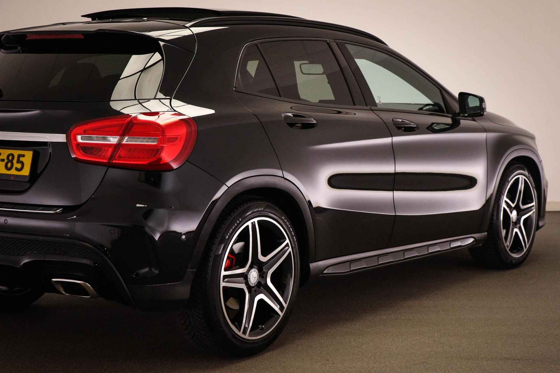 Mercedes-Benz GLA-klasse 200 AMG Prestige | PANORAMADAK | SPOOR / AMG EXCLUSIEF- PACK | CAMERA | 19" - 24/59