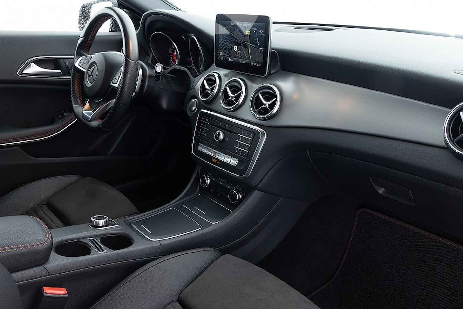 Mercedes-Benz CLA-Klasse 200 Shooting Brake d Business Solution Plus Upgrade Edition AMG -2e PINKSTERDAG OPEN!- - 4/30