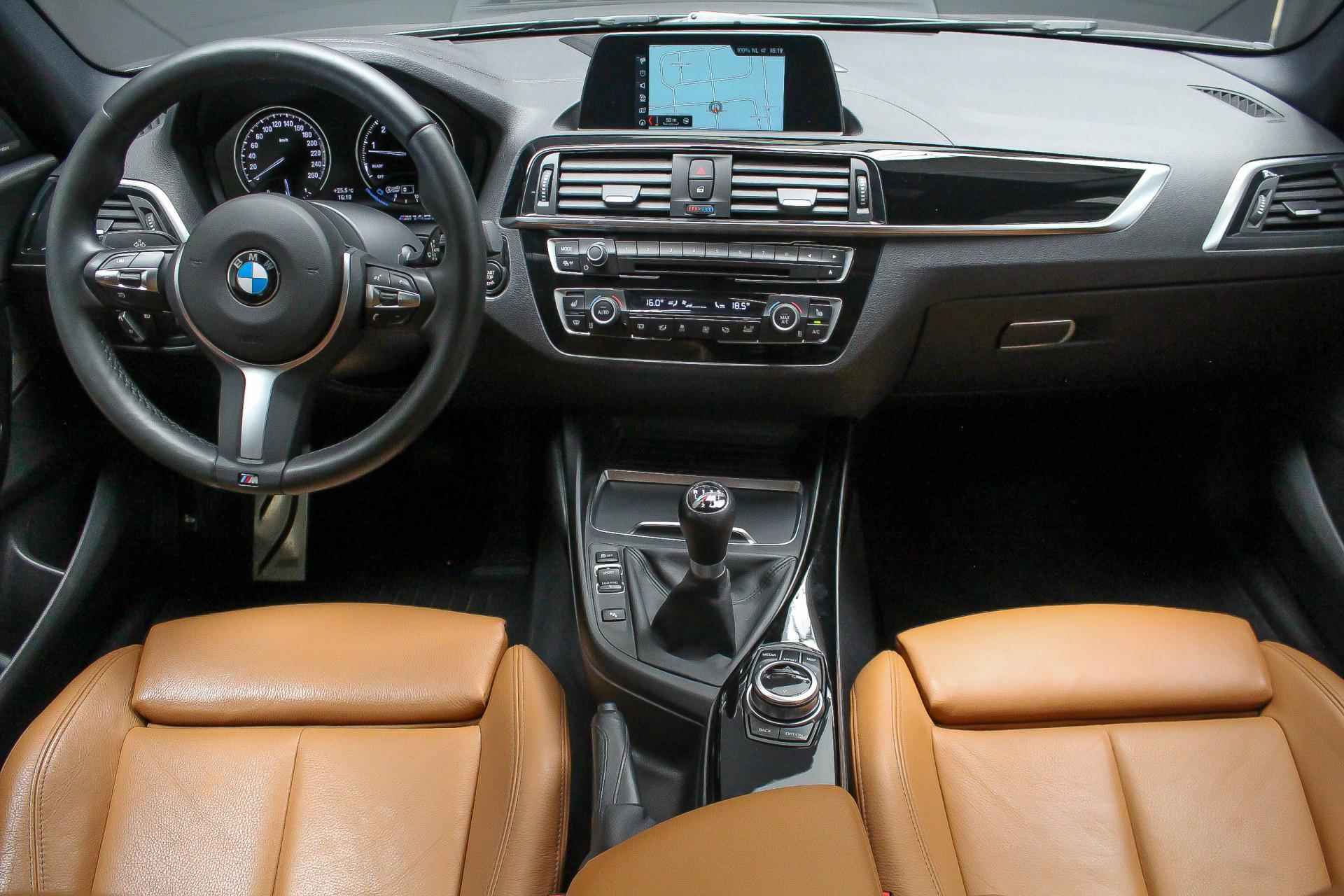 BMW 1-serie M140i 340pk High Executive H6 |handgeschakeld|schuifdak|cognac leder|Harman Kardon|adaptive led koplampen| - 3/37