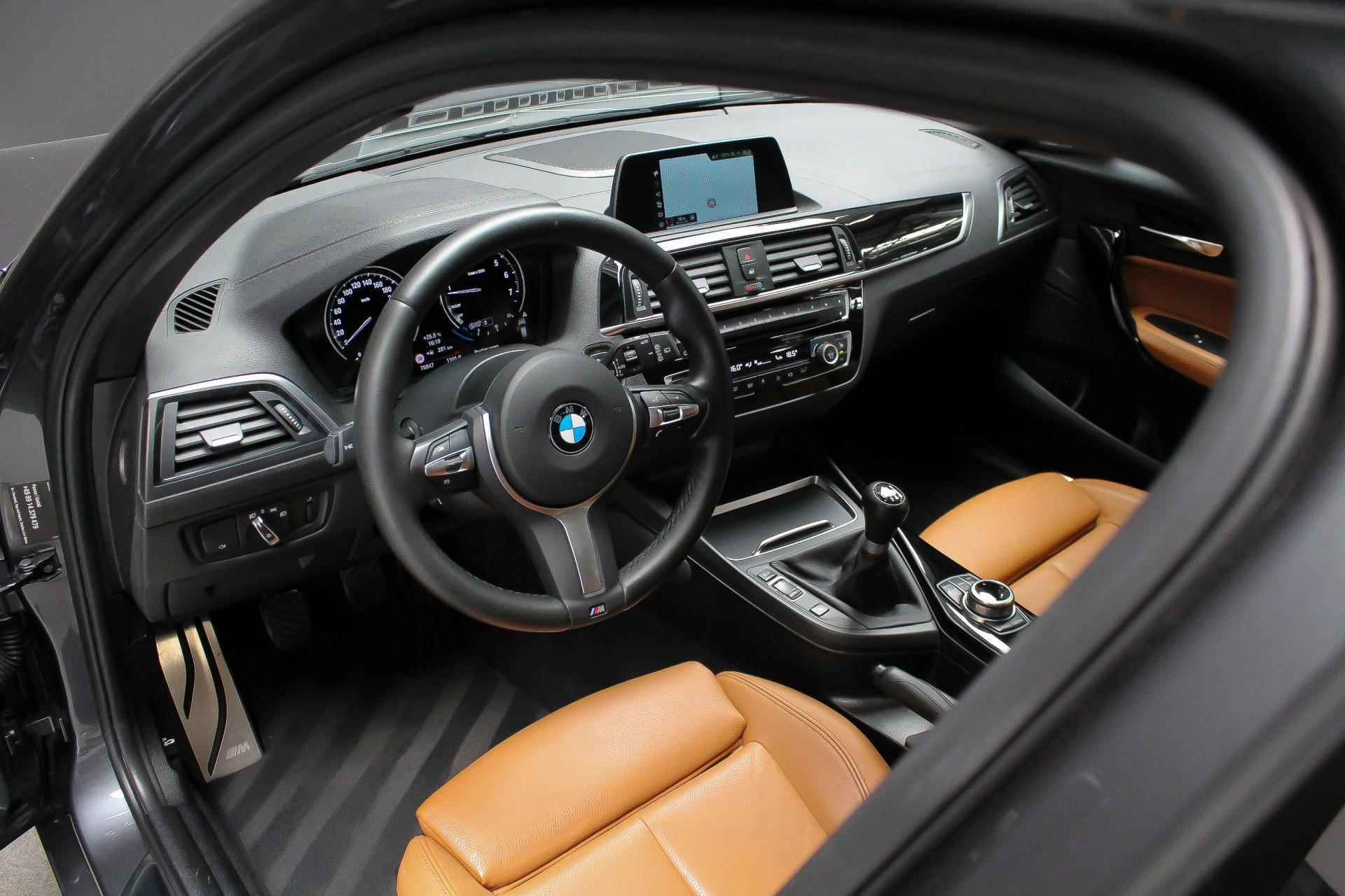 BMW 1-serie M140i 340pk High Executive H6 |handgeschakeld|schuifdak|cognac leder|Harman Kardon|adaptive led koplampen| - 33/37