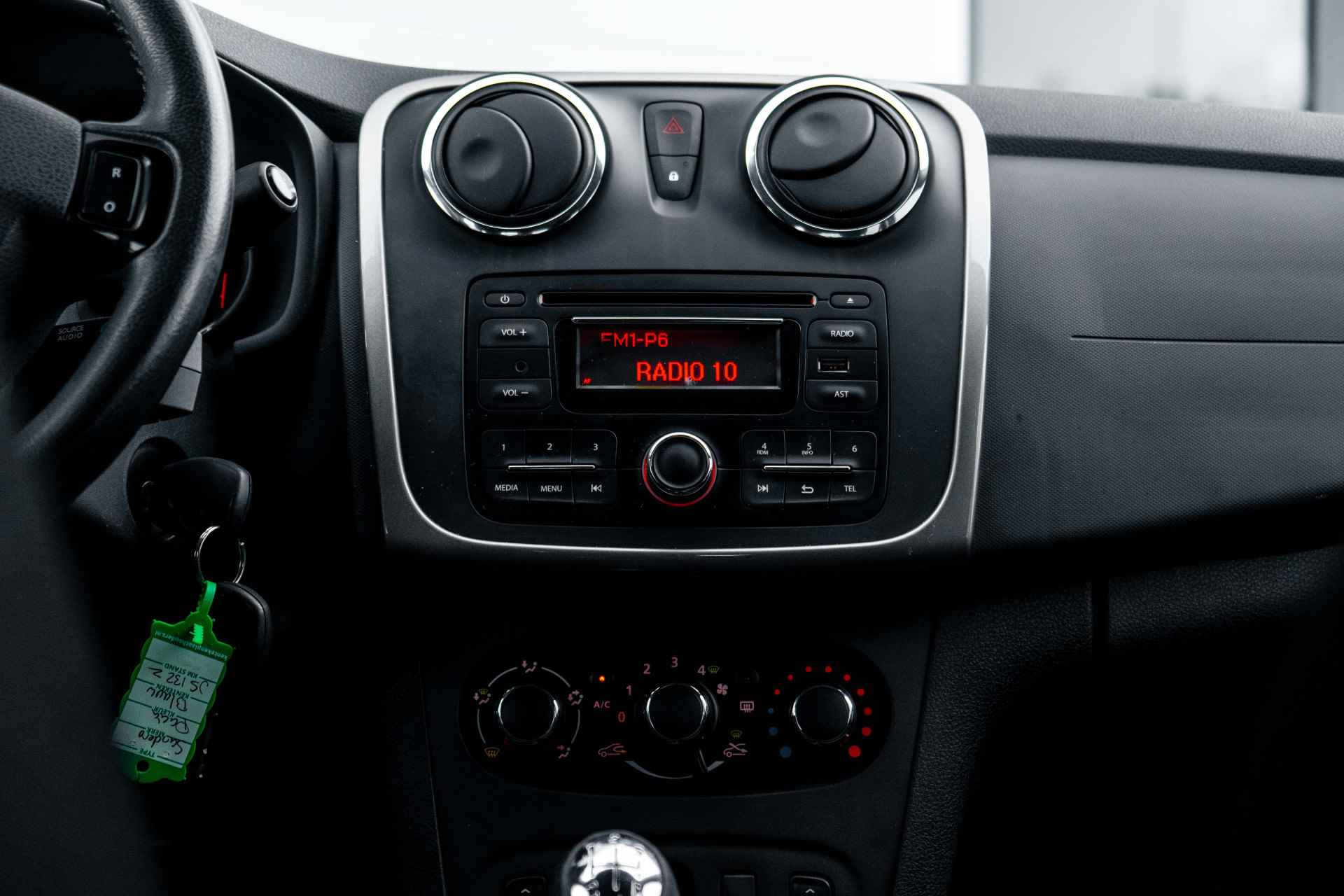 Dacia Sandero 0.9 TCe 90pk Bi-Fuel Lauréate | Airco | Trekhaak |Cruise controle | LM Velgen | incl. Bovag rijklaarpakket met 12 maanden garantie - 36/45
