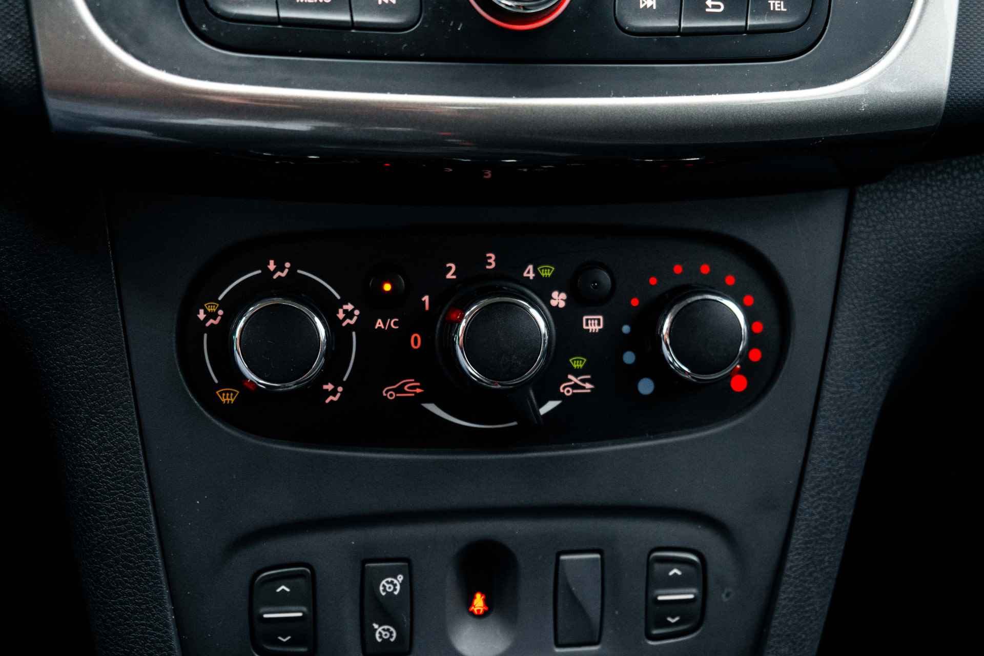 Dacia Sandero 0.9 TCe 90pk Bi-Fuel Lauréate | Airco | Trekhaak |Cruise controle | LM Velgen | incl. Bovag rijklaarpakket met 12 maanden garantie - 40/45