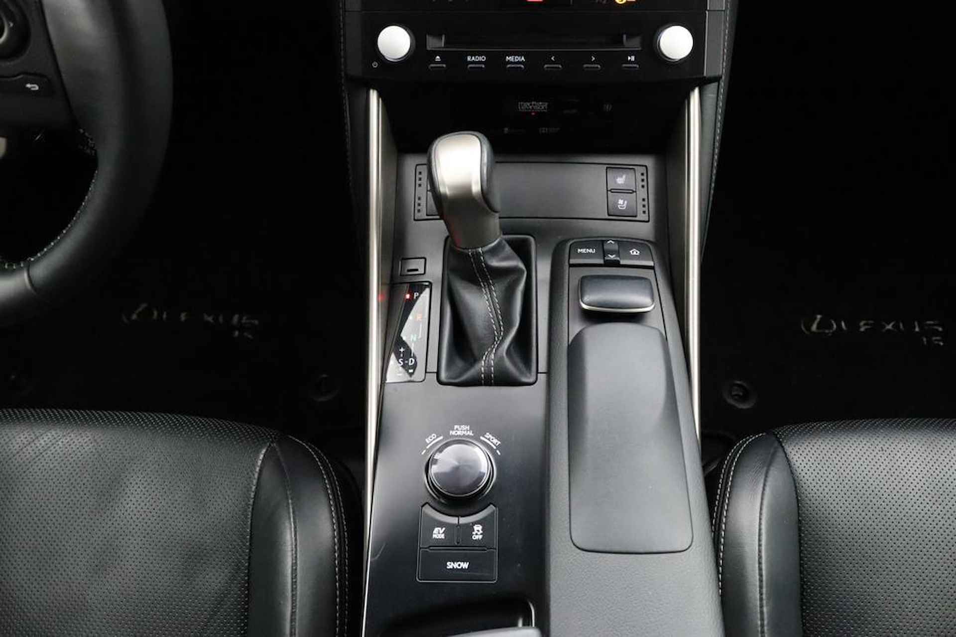 Lexus IS 300h Luxury Line | Dealeronderhouden | Mark Levinson | Blind Spot Monitor | Stoelkoeling | Stuurwielverwarming - 24/49