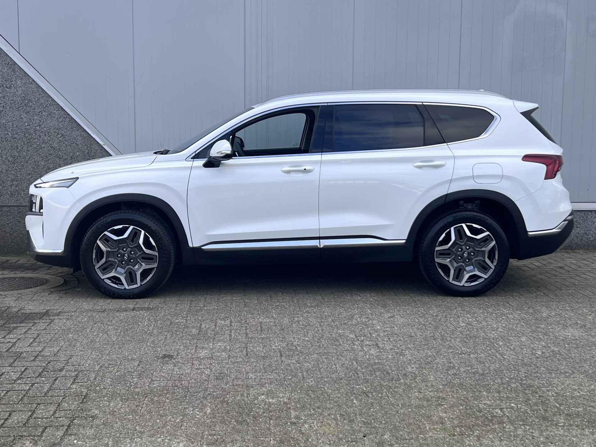 Hyundai Santa Fe 1.6 T-GDI PHEV Comfort Smart / € 5.000,- Voordeel / € 51.995,- Rijklaar / Lederen bekleding / Stoelverwarming / Adaptieve cruise control / Keyless / PDC V+A - 32/46