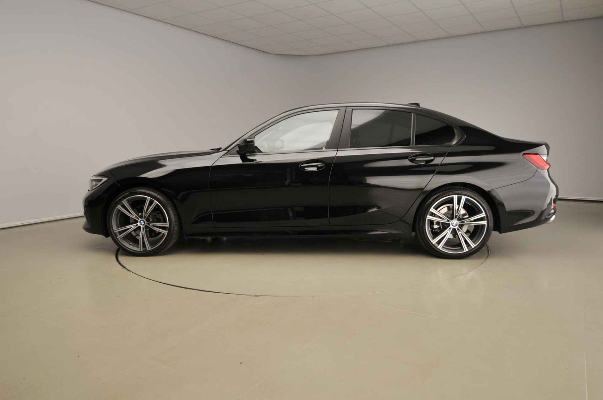 BMW 3 Serie Sedan 320i | LED | Navigatie | Sportstoelen | Clima | PDC | Cruise controle | Alu 19 inch - 3/42