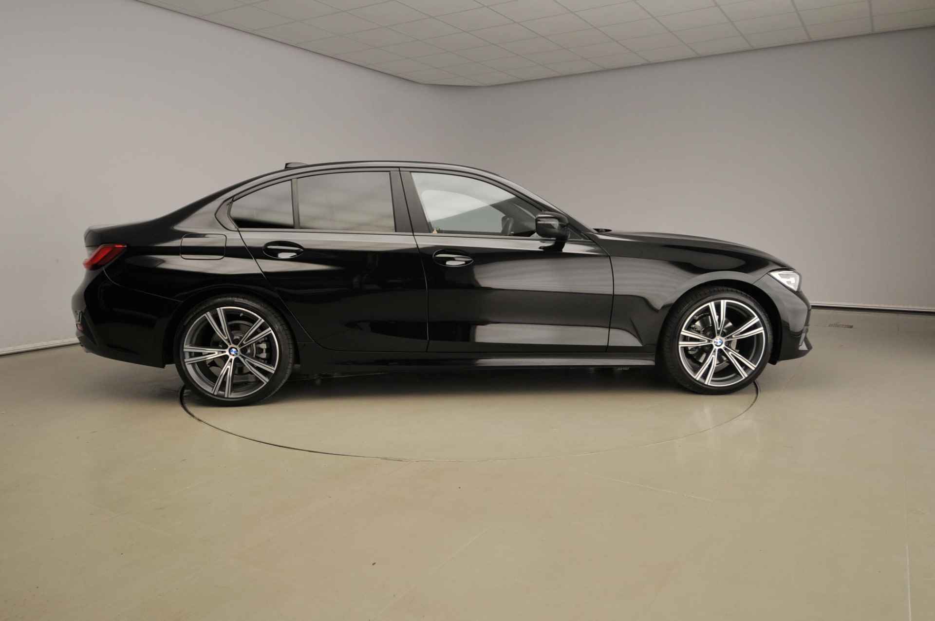 BMW 3 Serie Sedan 320i | LED | Navigatie | Sportstoelen | Clima | PDC | Cruise controle | Alu 19 inch - 7/42