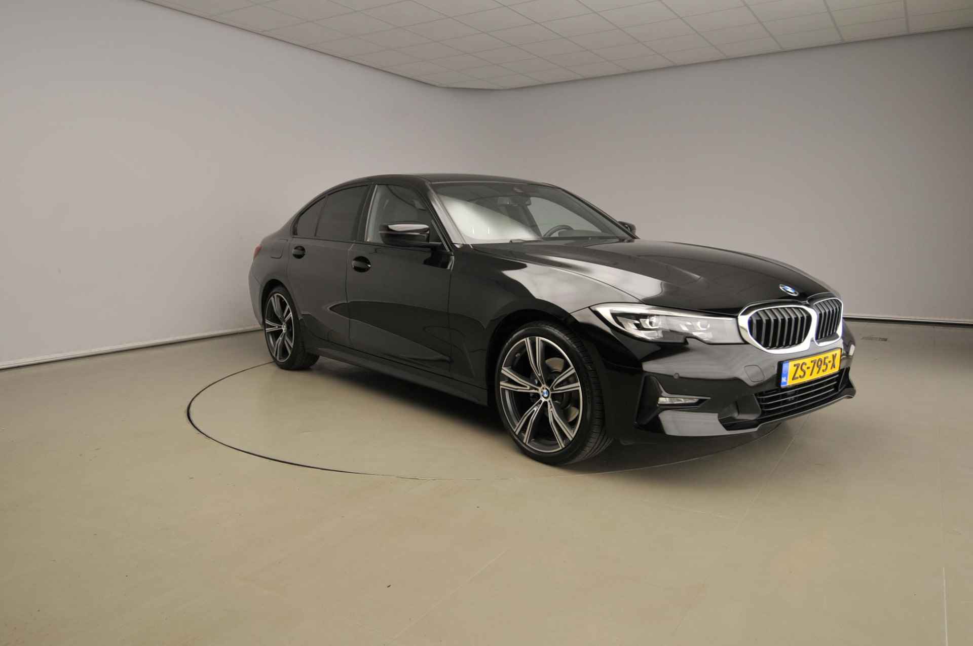 BMW 3 Serie Sedan 320i | LED | Navigatie | Sportstoelen | Clima | PDC | Cruise controle | Alu 19 inch - 35/42