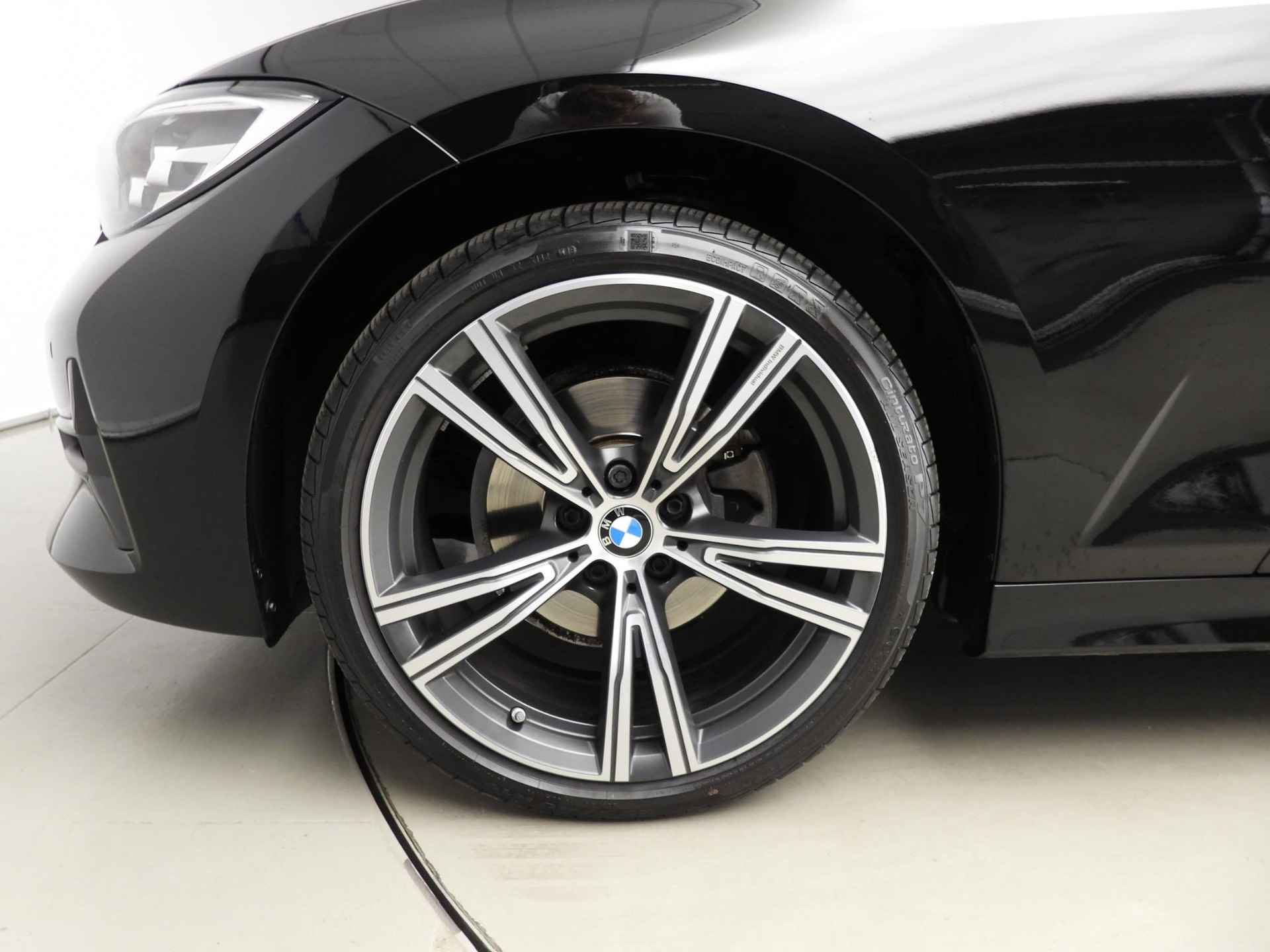 BMW 3 Serie Sedan 320i | LED | Navigatie | Sportstoelen | Clima | PDC | Cruise controle | Alu 19 inch - 41/42