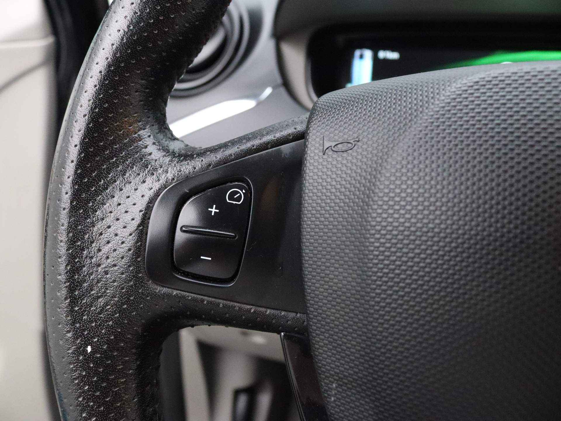 Renault ZOE Q210 Intens Quickcharge 22 kWh HUURBATTERIJ ALL-IN PRIJS! Climate control | Parkeersensoren achter | 17" inch velgen - 17/40