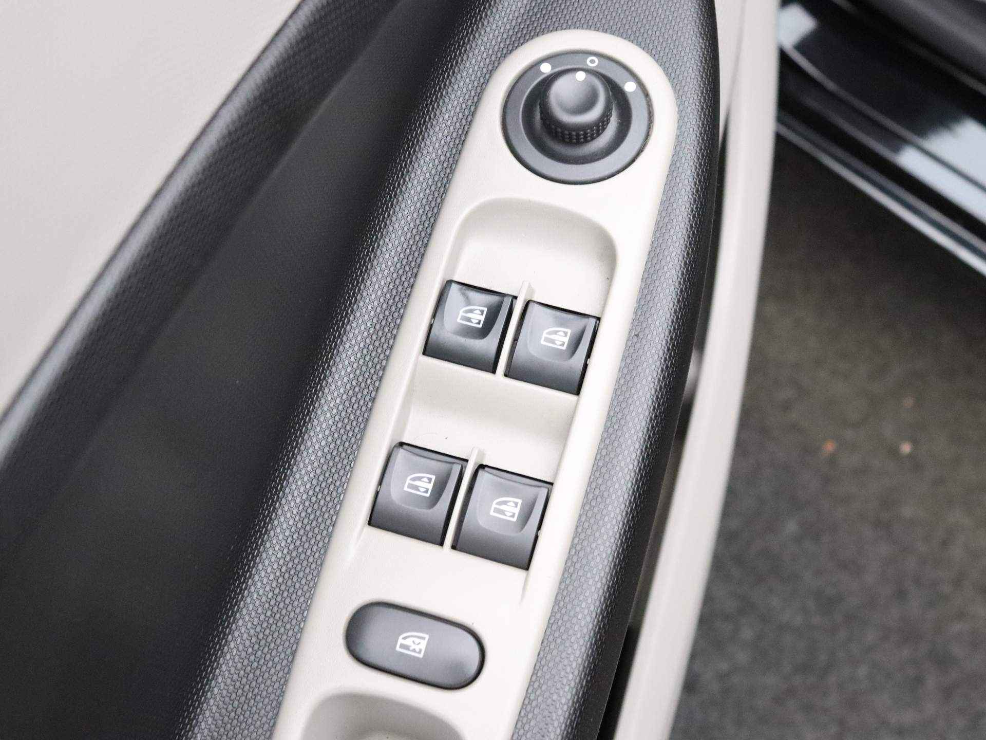 Renault ZOE Q210 Intens Quickcharge 22 kWh HUURBATTERIJ ALL-IN PRIJS! Climate control | Parkeersensoren achter | 17" inch velgen - 29/40
