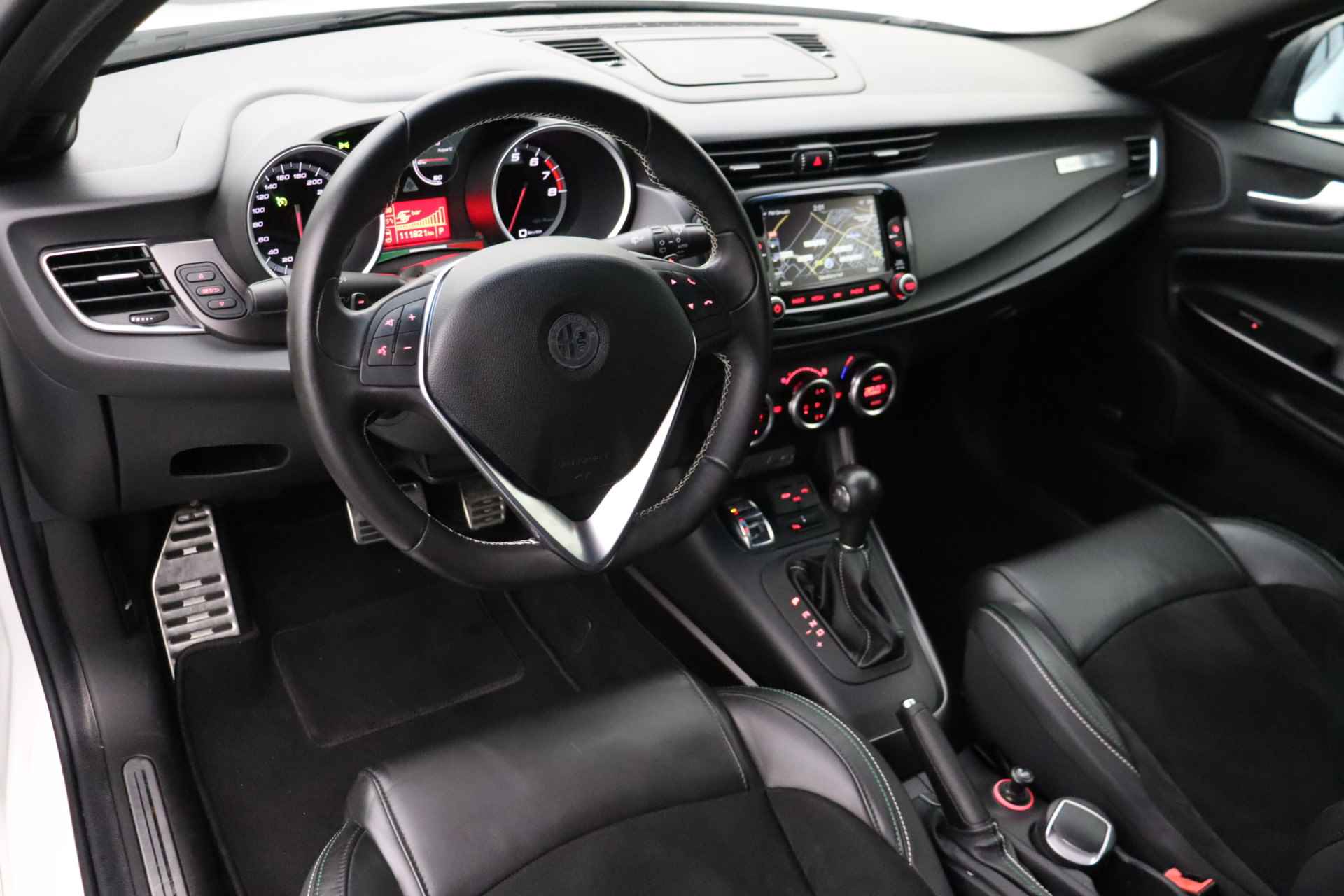 Alfa Romeo Giulietta 1.750 TBi Quadrifoglio Verde | Automaat | Leder/alcantara | 4-Seizoensbanden | LED - 10/33
