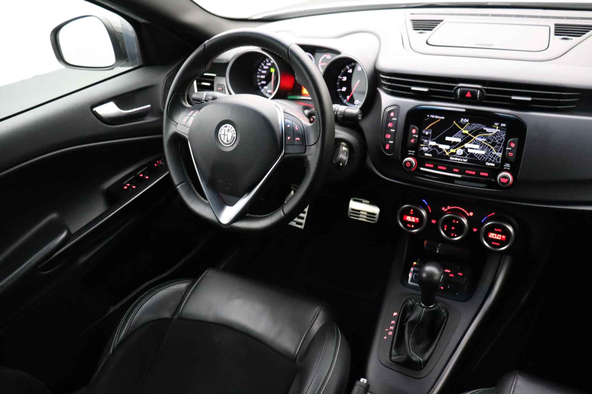 Alfa Romeo Giulietta 1.750 TBi Quadrifoglio Verde | Automaat | Leder/alcantara | 4-Seizoensbanden | LED - 19/33