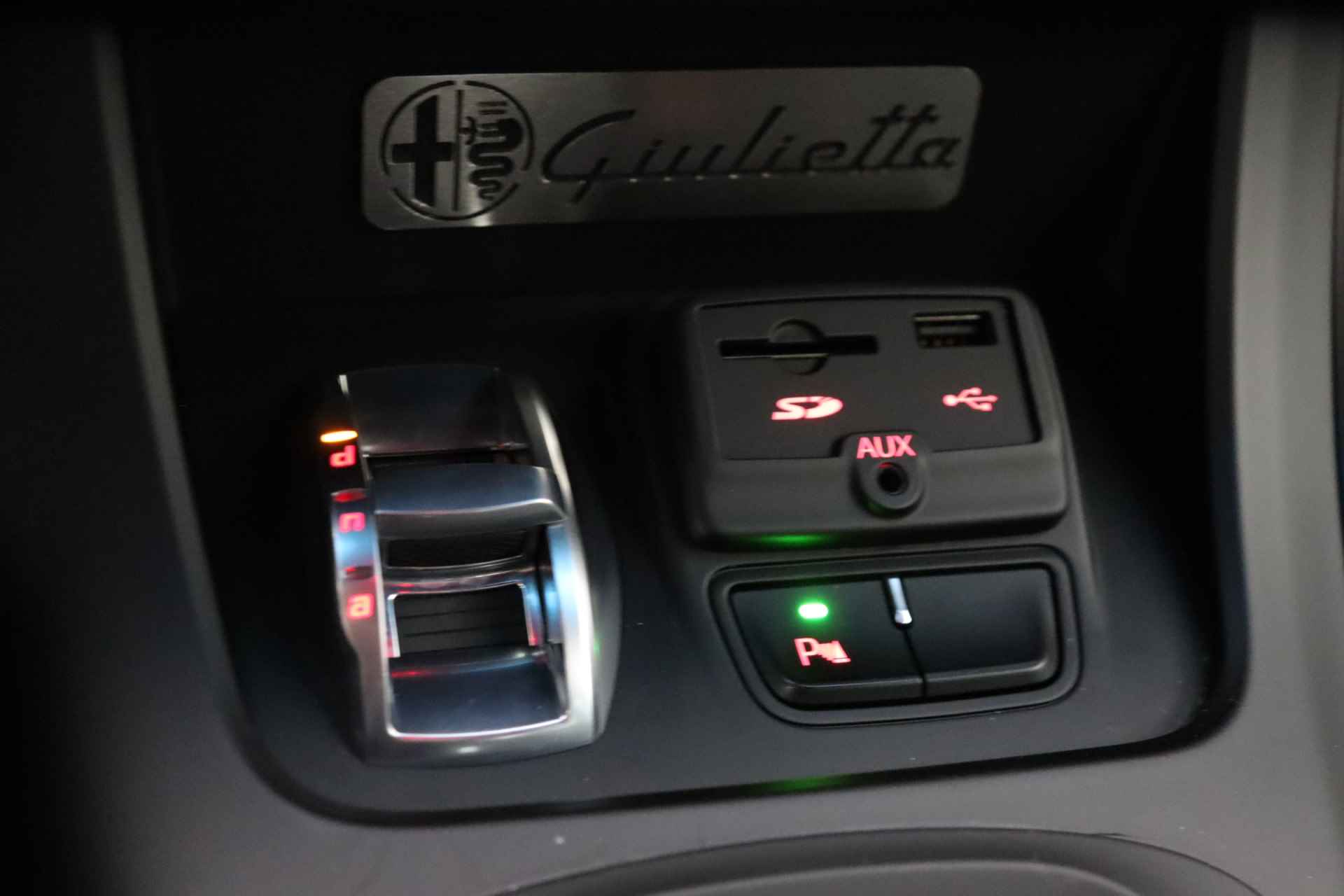 Alfa Romeo Giulietta 1.750 TBi Quadrifoglio Verde | Automaat | Leder/alcantara | 4-Seizoensbanden | LED - 28/33