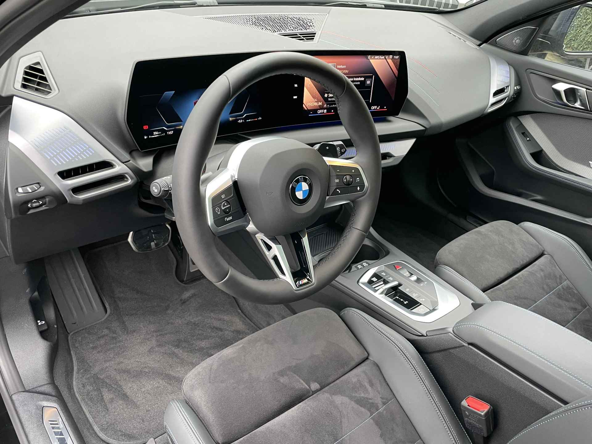 BMW 1-serie 5-deurs 120 | M-Sport Pro | Panorama | Harman/Kardon | Stuur + Stoelverw. | 19'' - 11/33