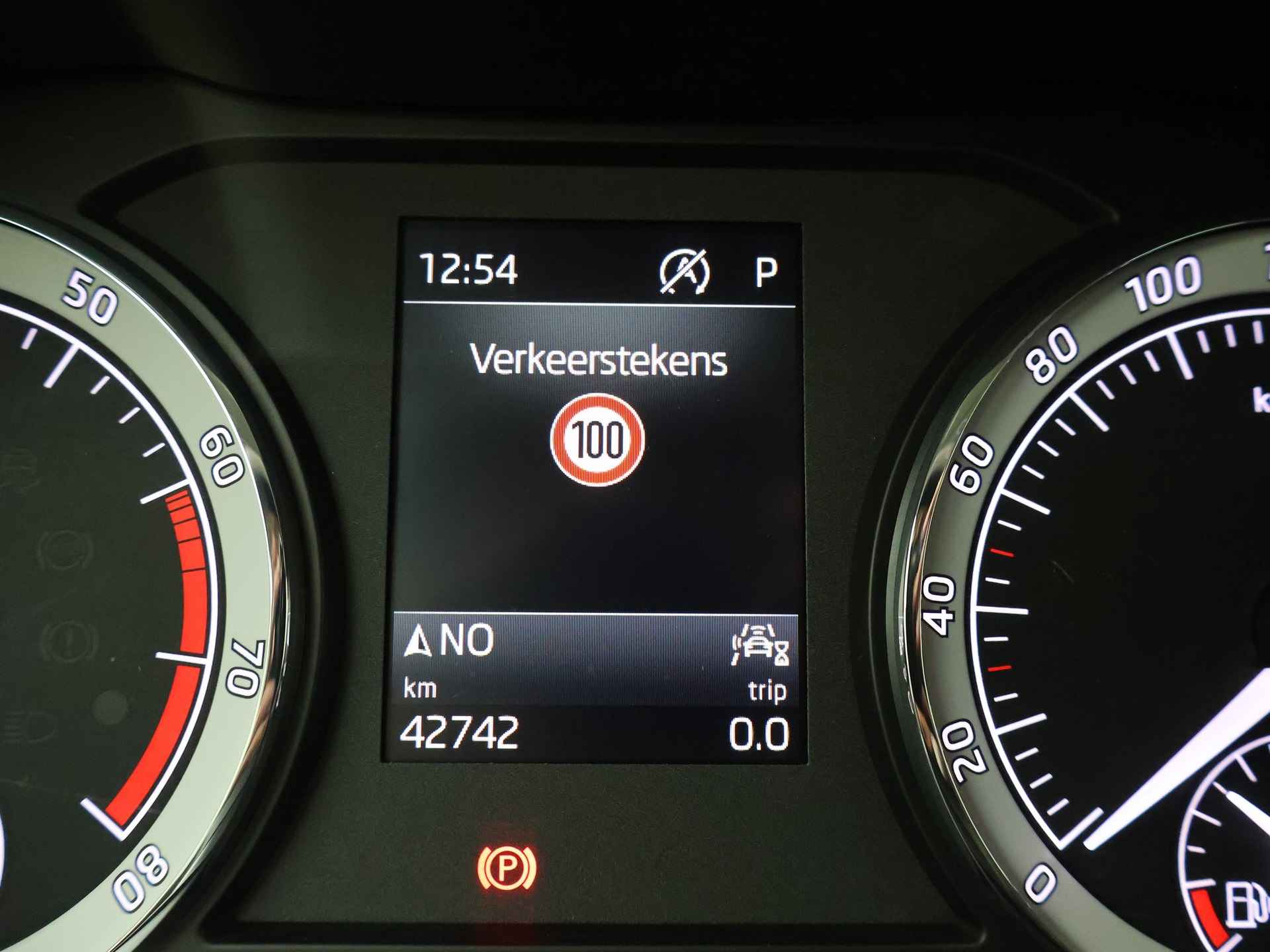 Škoda Karoq 1.5 TSI ACT Business Edition Plus Automaat | Adaptive Cruise | Stoelverwarming | Parkeercamera - 26/63