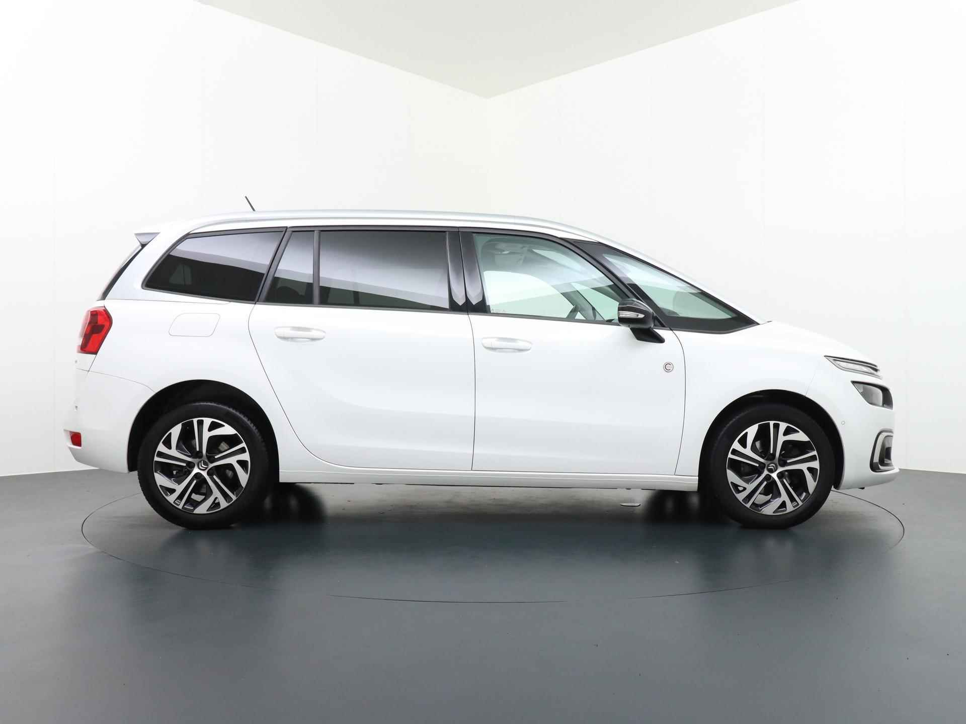 Citroen Grand C4 SpaceTourer C-Series 130 pk Automaat | Navigatie | Achteruitrijcamera | Parkeersensoren Voor en Achter | Verwarmde Voorstoelen met Massagefunctie | Keyless Start | Dodehoek Detectie | Adaptieve Cruise Control | Climate Control | 17" Lichtmetalen Velgen | Apple Carplay/Android Auto | - 10/52