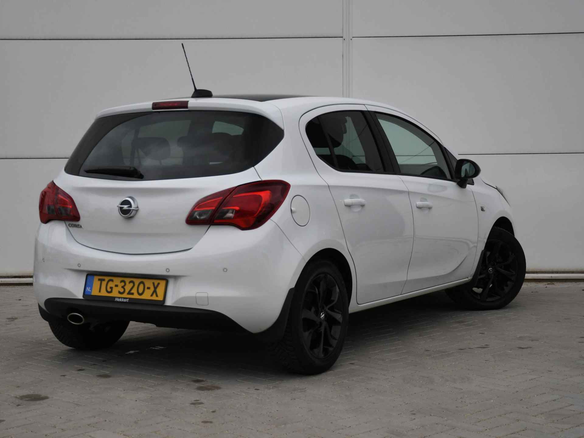 Opel Corsa Black Edition 1.4 90pk NAVI | DAB | TREKHAAK | APPLE CARPLAY | USB | 16''LM | CRUISE | 12MND GARANTIE - 4/30