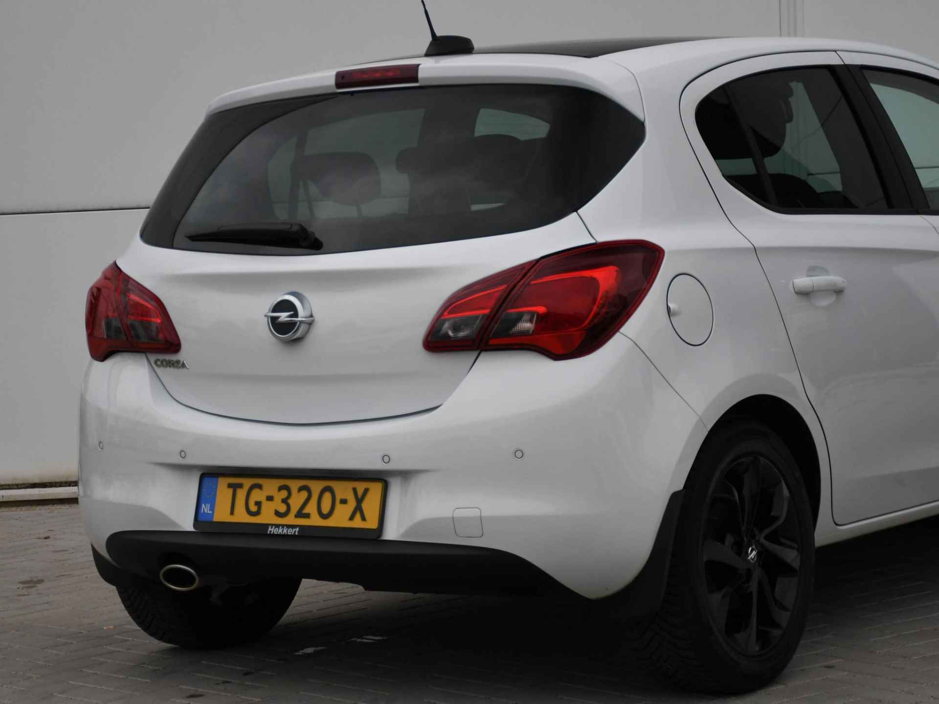 Opel Corsa Black Edition 1.4 90pk NAVI | DAB | TREKHAAK | APPLE CARPLAY | USB | 16''LM | CRUISE | 12MND GARANTIE - 5/30