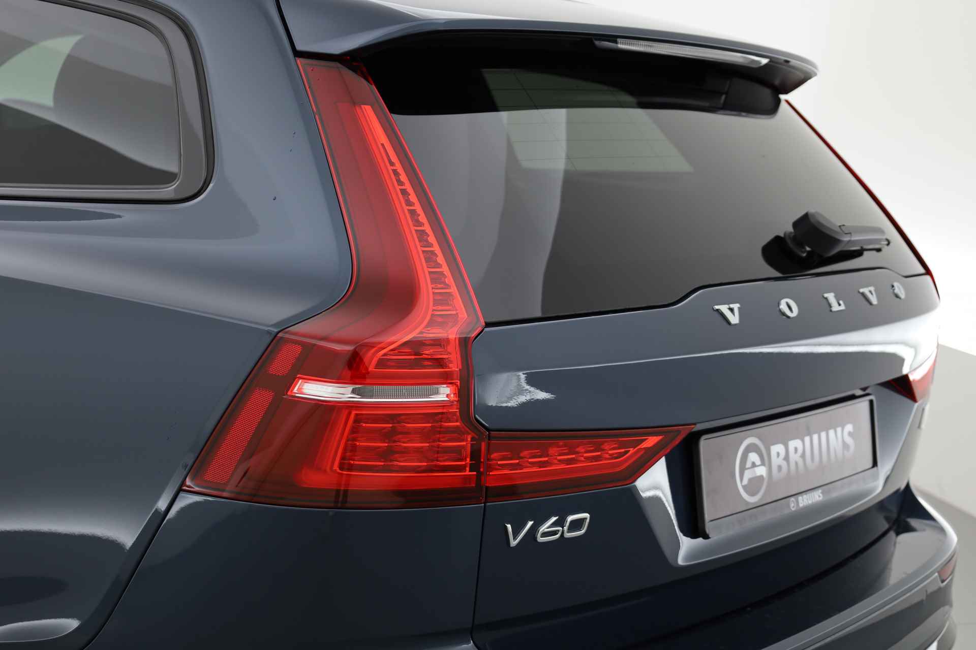 Volvo V60 2.0 T6 Plug-in hybrid AWD Plus Dark | Leer | ACC | Blis | H&K Audio | 4x stoel + stuurverw. | 19'' | - 28/29