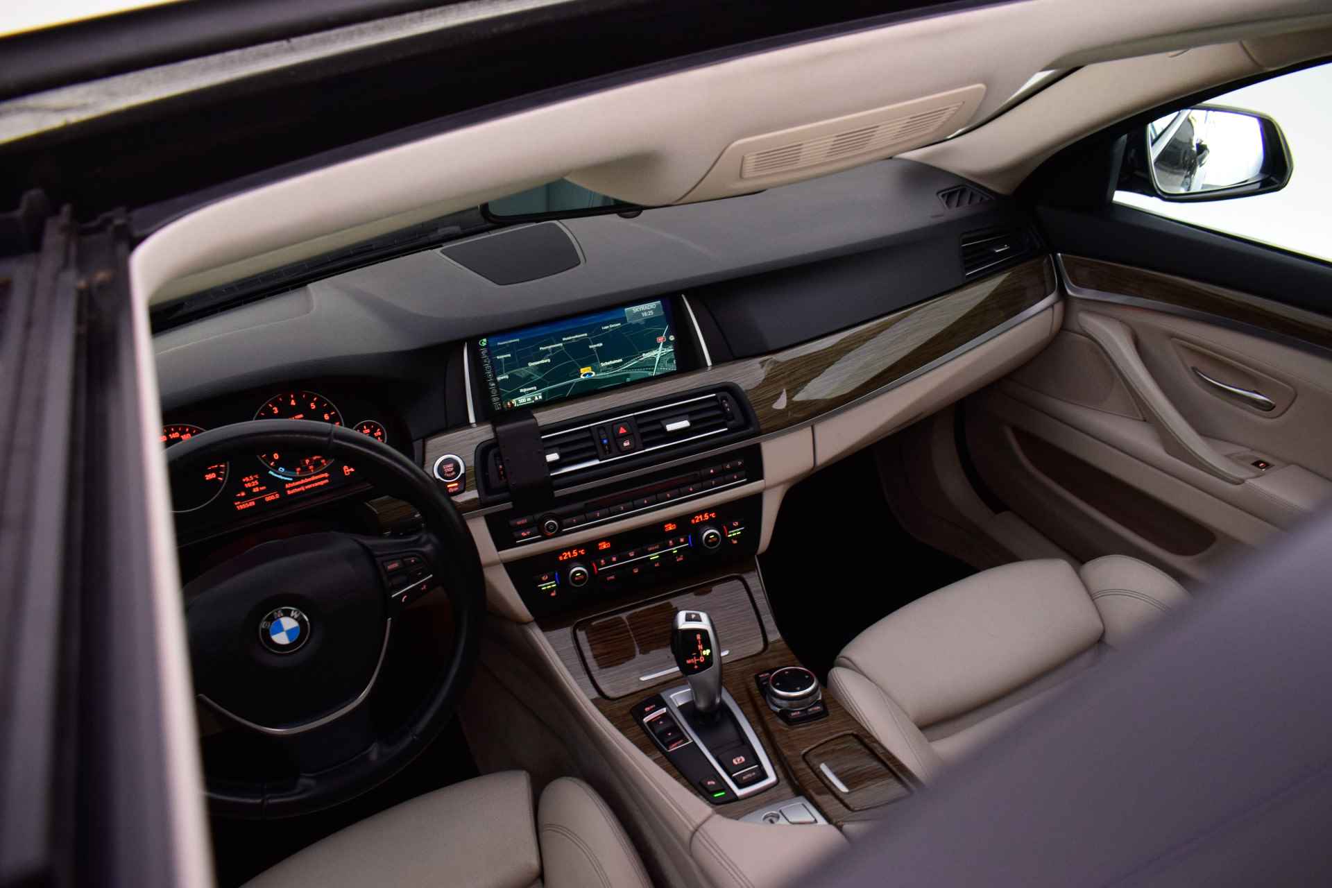 BMW 5 Serie Touring 520iA High Executive PANO/XENON/NAVI PROF/LEDER/STOELVERW./PDC V+A/LMV - 17/28