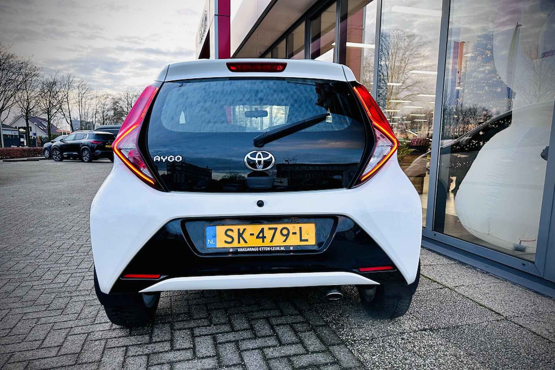 Toyota Aygo 1.0 VVT-i x-play / CAMERA / APPLE + ANDROID / BLUETOOTH - 7/24