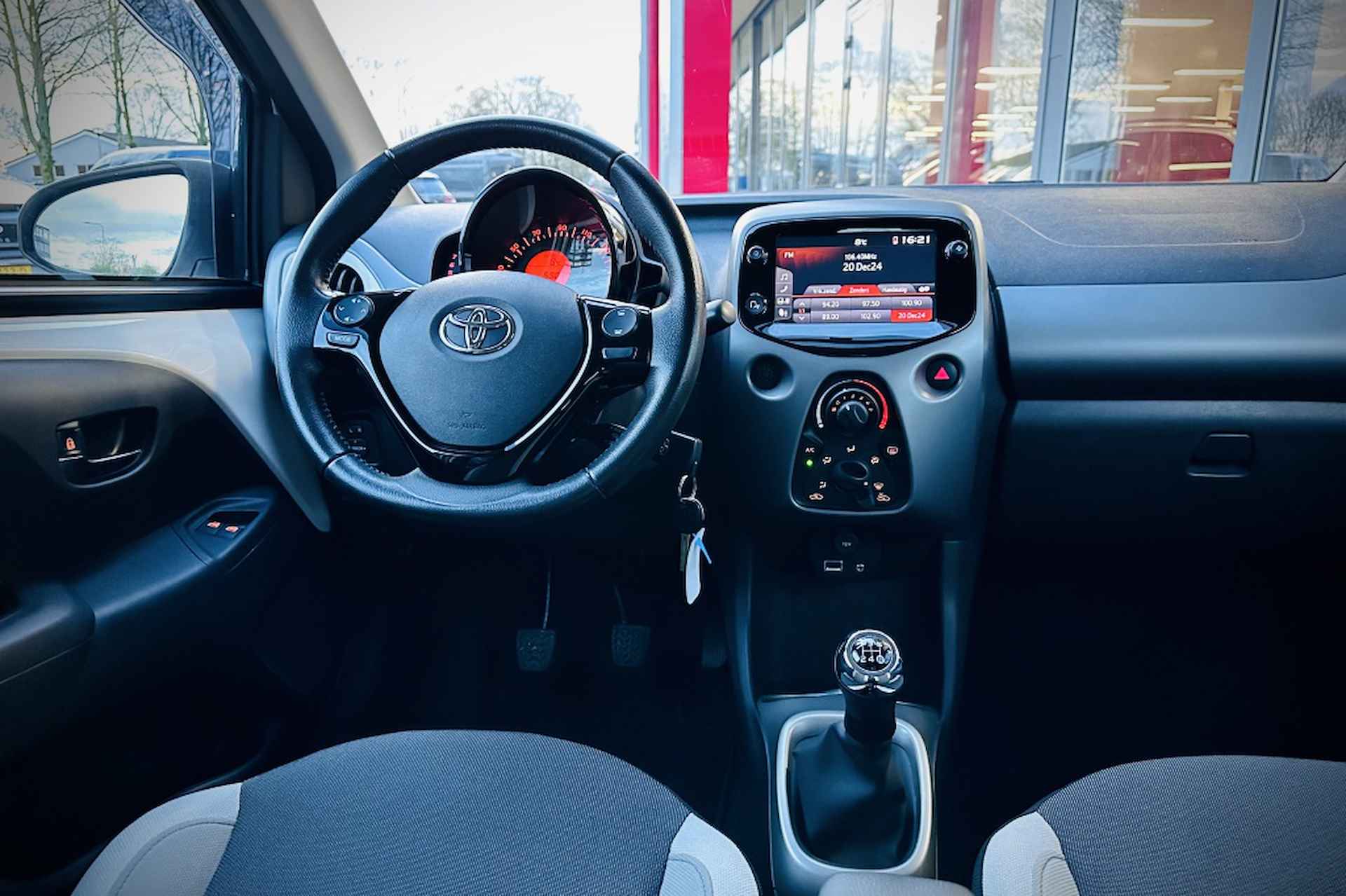 Toyota Aygo 1.0 VVT-i x-play / CAMERA / APPLE + ANDROID / BLUETOOTH - 12/24