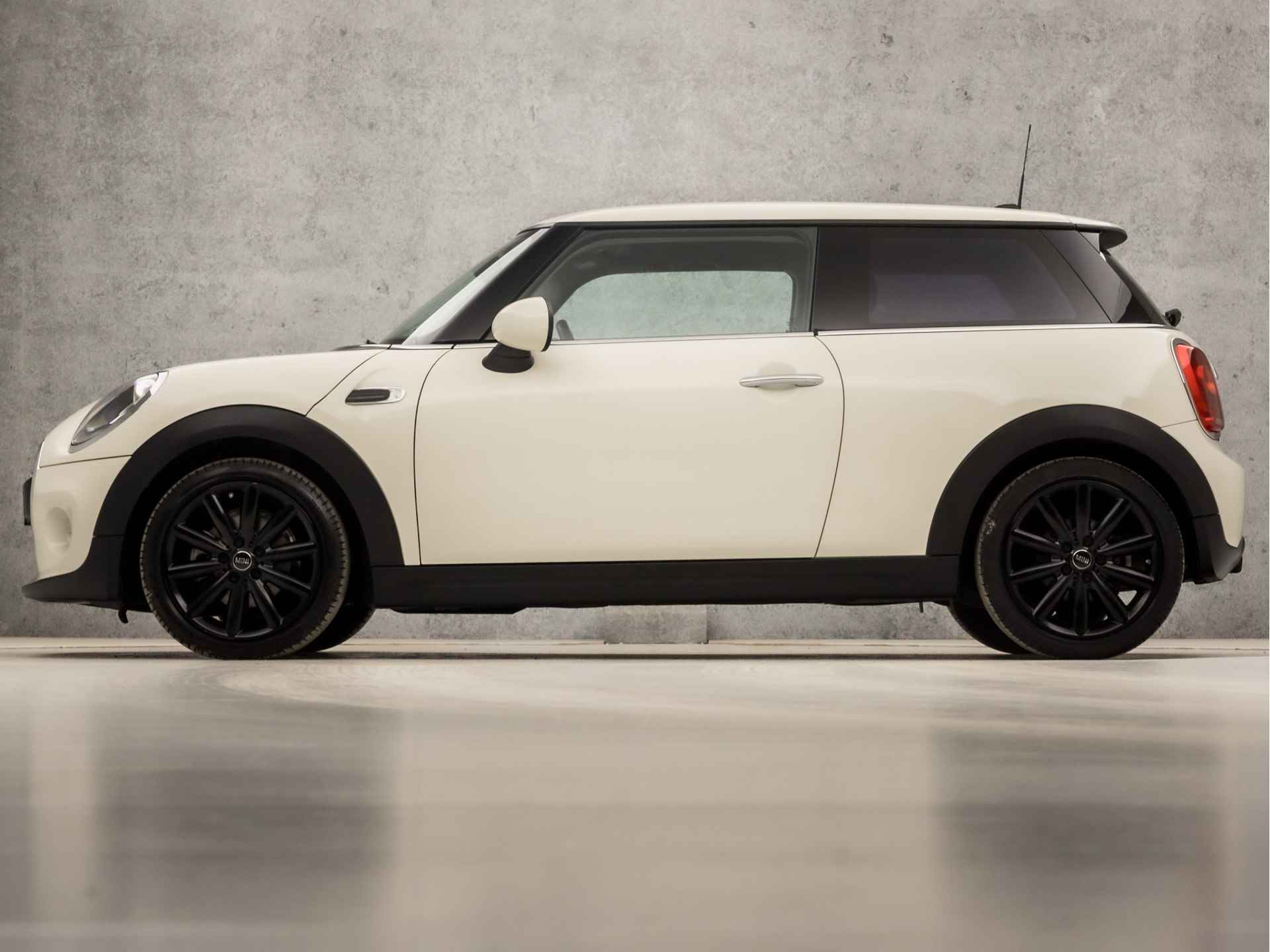 MINI Mini 1.2 Cooper (NAVIGATIE, NAP, KEYLESS START, BLUETOOTH, CRUISE, CLIMATE, ELEK PAKKET, ARMSTEUN, SPORTSTOELEN, LM VELGEN, NIEUWE APK, NIEUWSTAAT) - 2/34