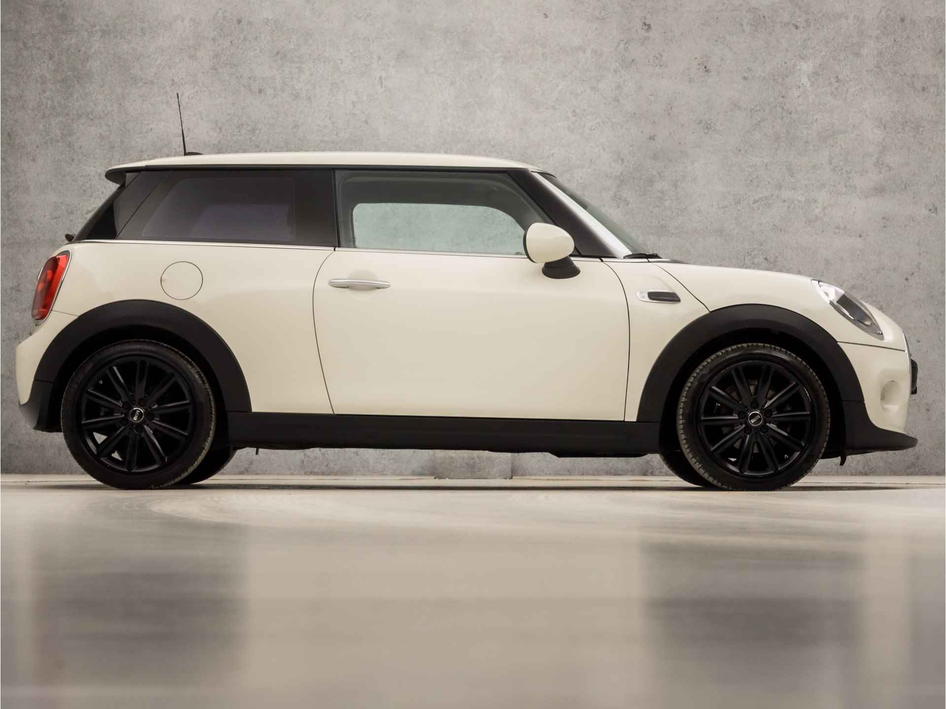 MINI Mini 1.2 Cooper (NAVIGATIE, NAP, KEYLESS START, BLUETOOTH, CRUISE, CLIMATE, ELEK PAKKET, ARMSTEUN, SPORTSTOELEN, LM VELGEN, NIEUWE APK, NIEUWSTAAT) - 4/34