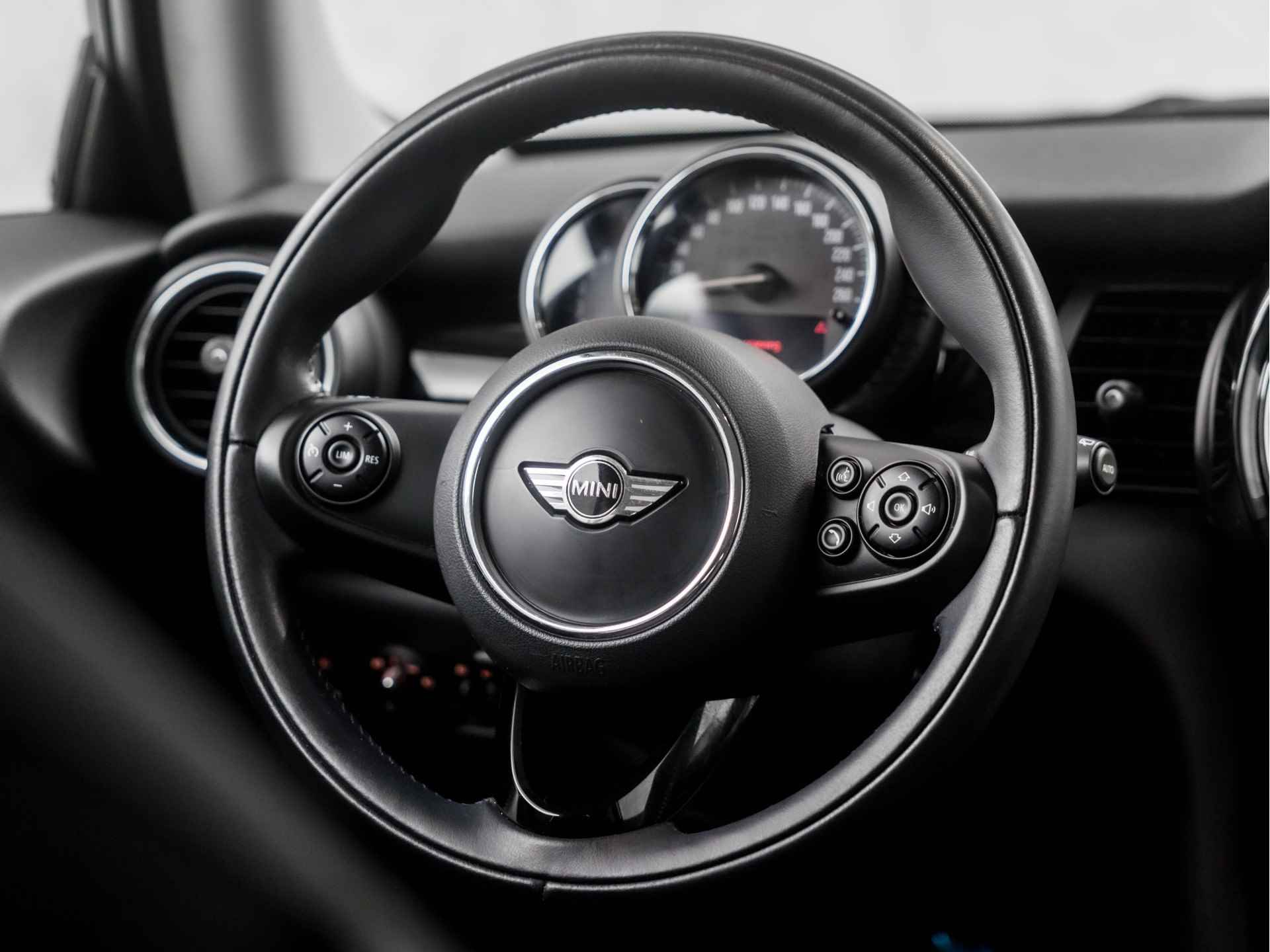 MINI Mini 1.2 Cooper (NAVIGATIE, NAP, KEYLESS START, BLUETOOTH, CRUISE, CLIMATE, ELEK PAKKET, ARMSTEUN, SPORTSTOELEN, LM VELGEN, NIEUWE APK, NIEUWSTAAT) - 17/34