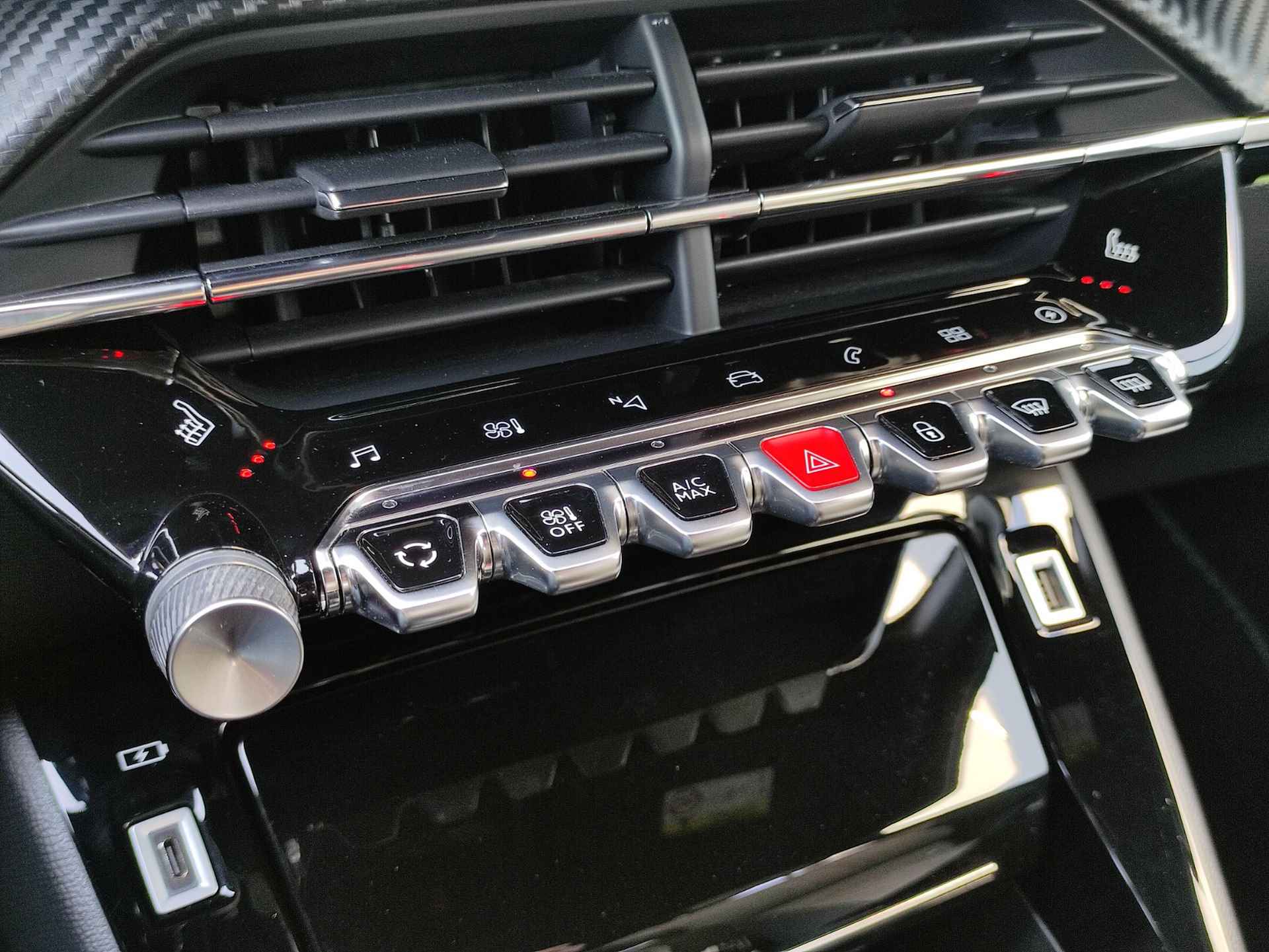 Peugeot E-208 EV 50 kWh (136 pk) GT - alcantara - zwart dak - 24/54