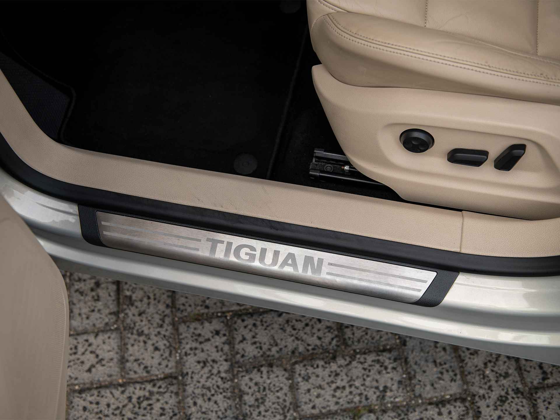 Volkswagen Tiguan 2.0TSi 180pk DSG R-Line Sport&Style 4Motion | Pano | Leer | Elektr.best.stoel Memory | Adaptief onderstel | Xenon | Keyless entry/start | Parkeersensor voor en achter - 31/42