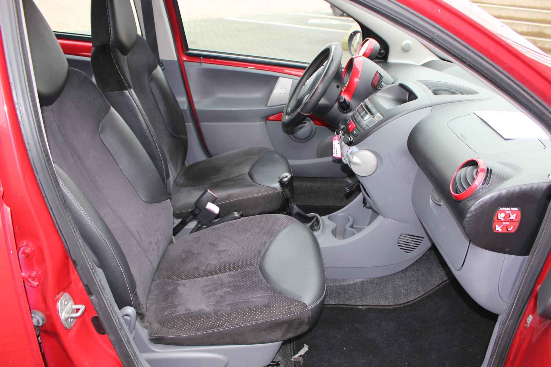 Toyota Aygo 1.0-12V Asp Red Motor met 72Dkm 1/2 leder Carplay LM velgen Airco 4 season banden - 12/31