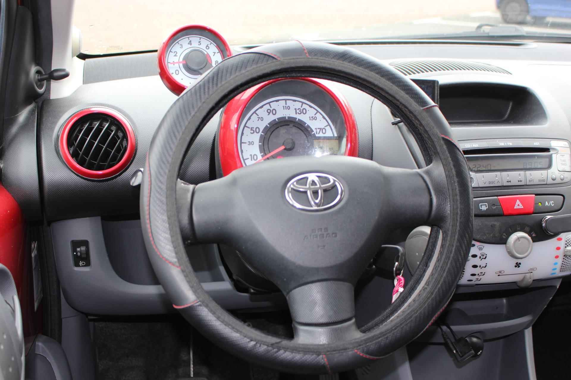 Toyota Aygo 1.0-12V Asp Red Motor met 72Dkm 1/2 leder Carplay LM velgen Airco 4 season banden - 25/31