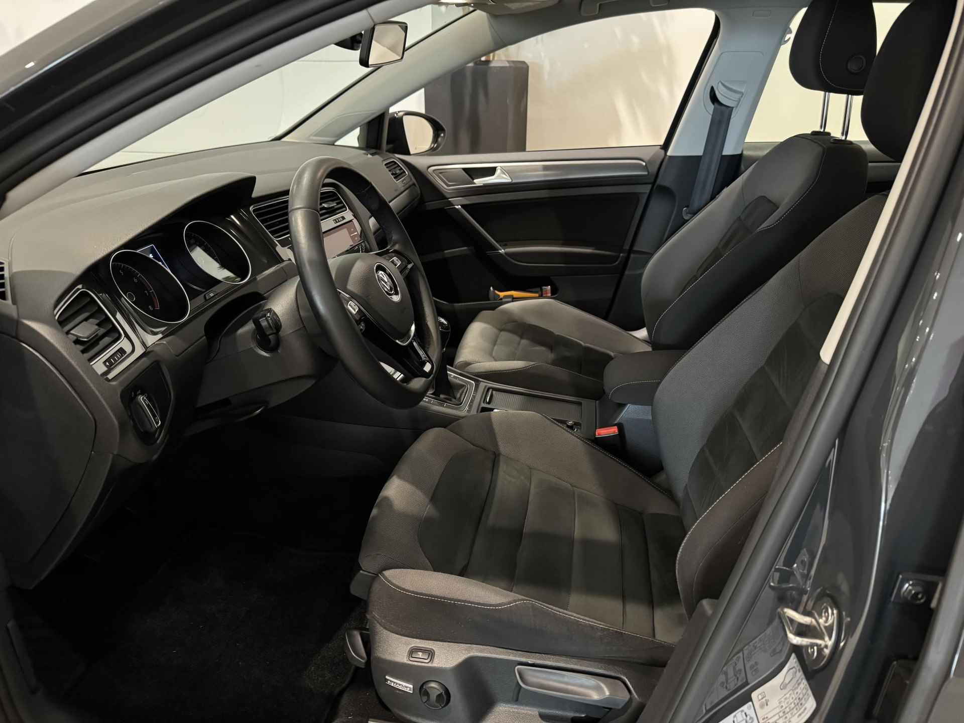 Volkswagen Golf 1.0 TSI Comfortline Business | Navigatie | Airconditioning | Parkeersensoren | Budget | - 2/14