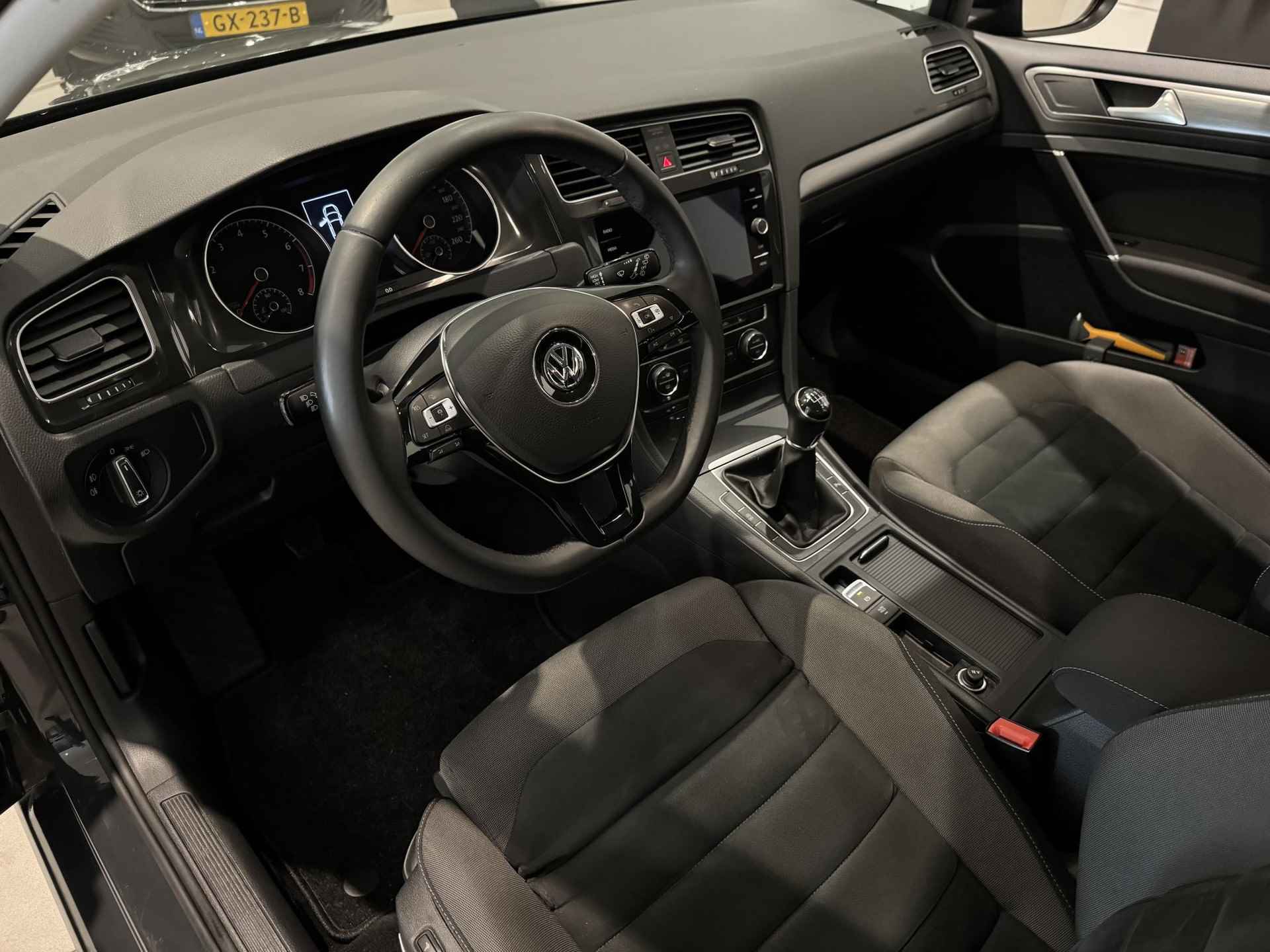 Volkswagen Golf 1.0 TSI Comfortline Business | Navigatie | Airconditioning | Parkeersensoren | Budget | - 3/14