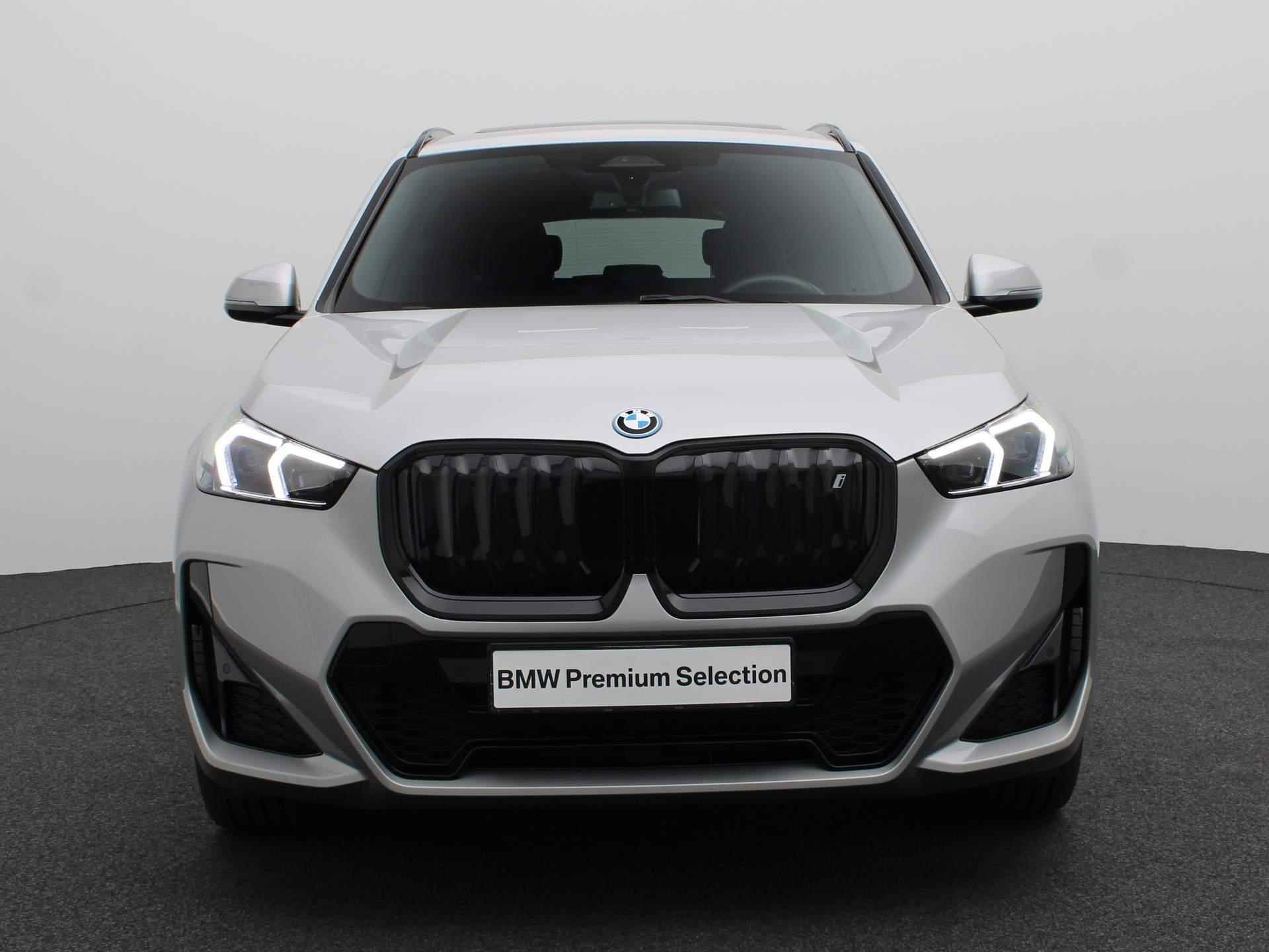 BMW iX1 xDrive30 M Sportpakket | Premium Pack | Travel Pack | Stuurwielrand Verwarmd | Trekhaak | Driving Assistant Plus | DAB | 18'' - 3/22