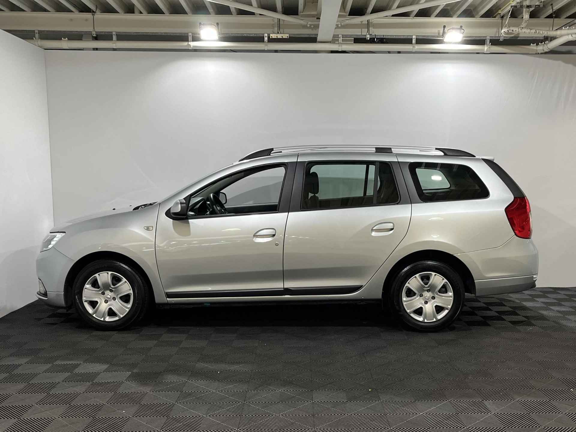 Dacia Logan MCV 0.9 - 90PK TCe Laureate | 1e eigenaar | Airco | Cruise Control | Bluetooth | Centrale Deurvergrendeling | Elektrische Spiegels | - 3/32