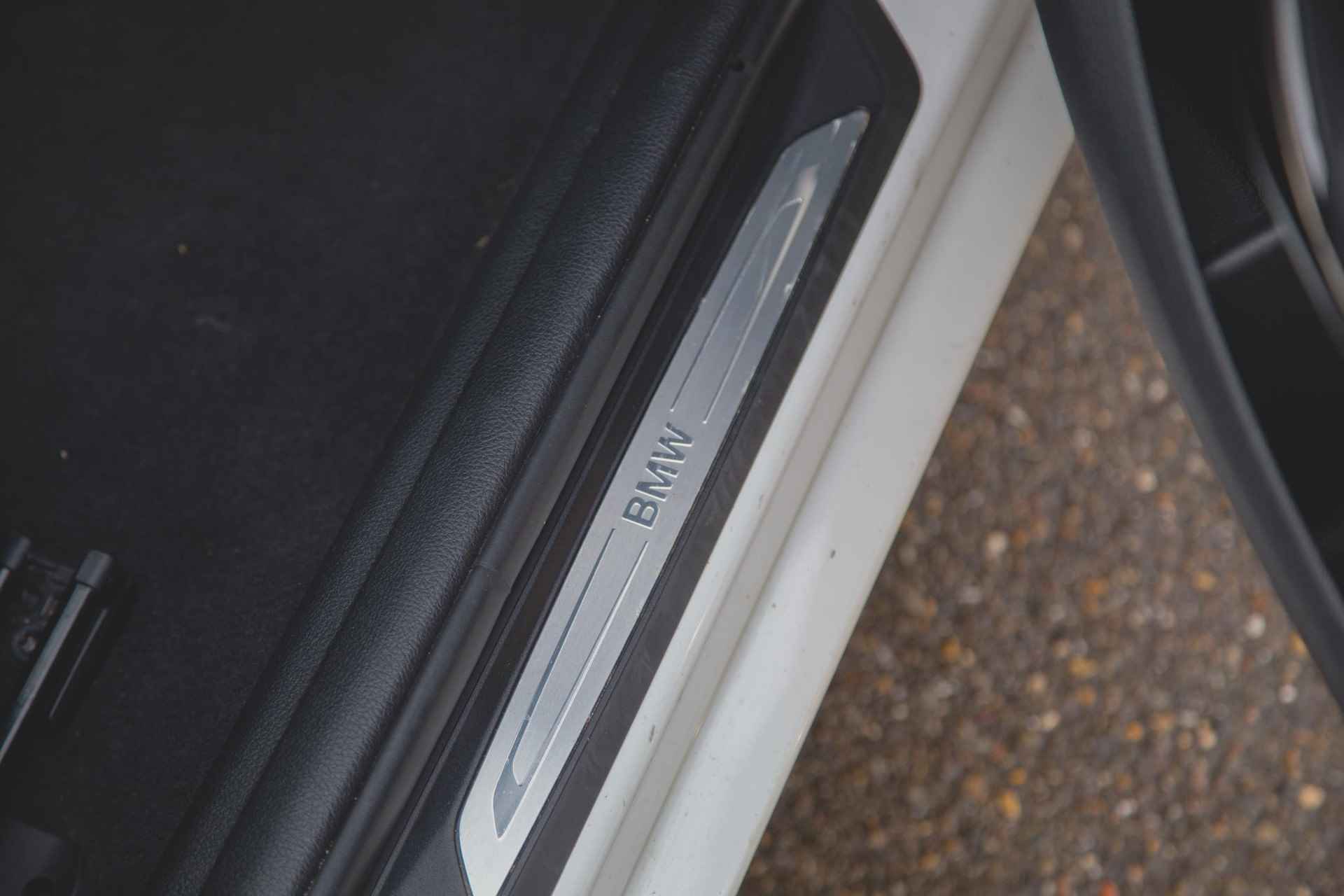 BMW 1-serie 120i Sport Line Shadow Pano | Camera | Leder | Stuur- en Stoelverw - 39/41