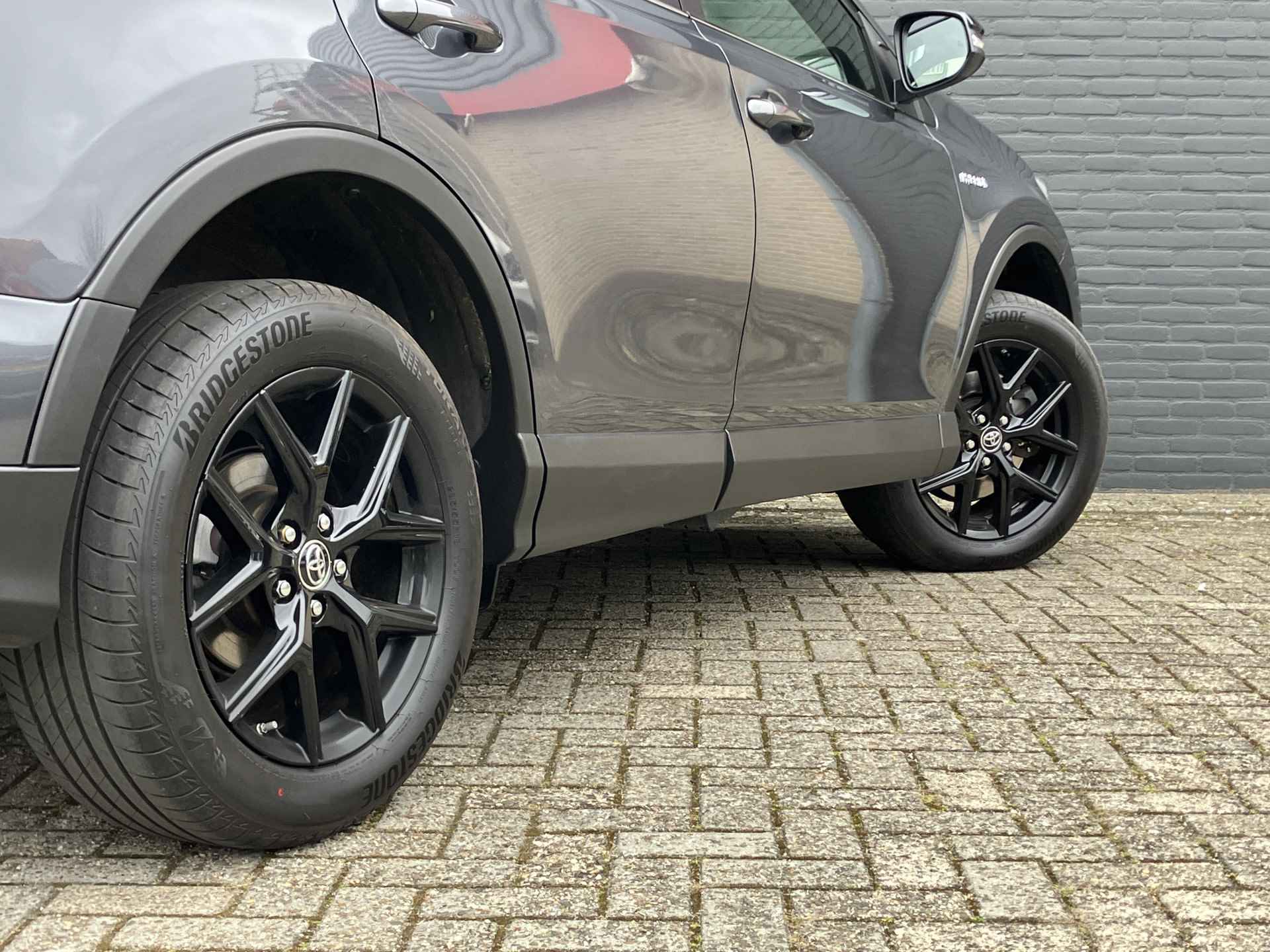 Toyota RAV4 2.5 Hybrid 198 pk AWD Executive Black Edition AUT. | 1e eigenaar | dealer onderh. | navigatie | leder interieur | camera - 10/40