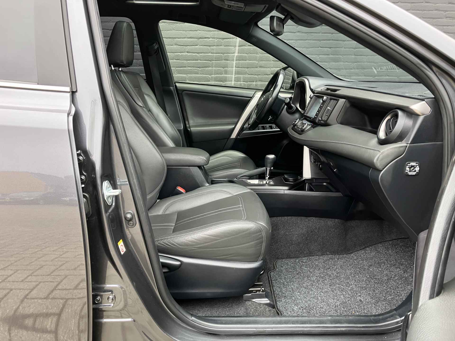 Toyota RAV4 2.5 Hybrid 198 pk AWD Executive Black Edition AUT. | 1e eigenaar | dealer onderh. | navigatie | leder interieur | camera - 18/40