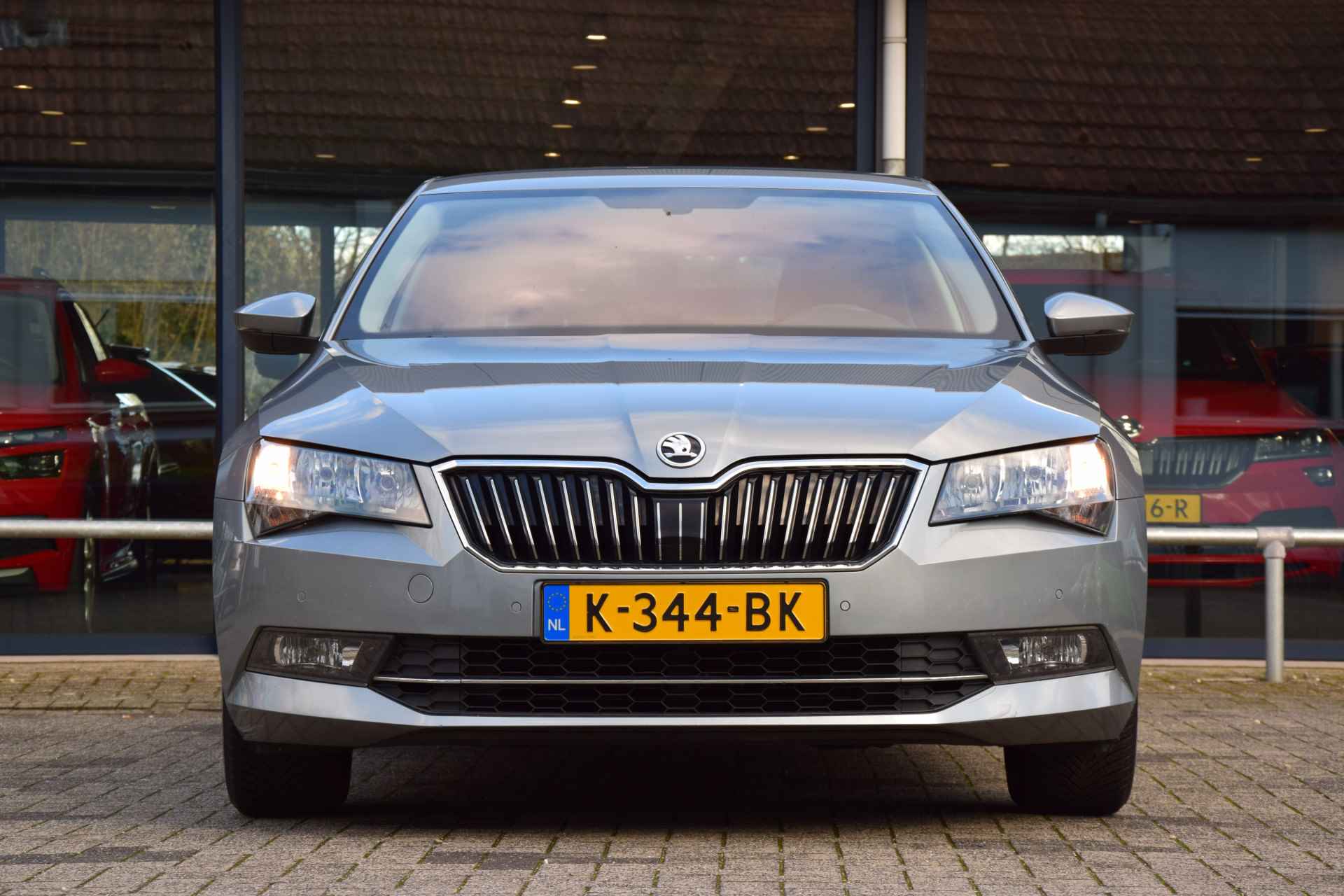 Škoda Superb 1.4 TSI Ambition Business | BOVAG Garantie | Trekhaak | Stoelverwarming | Achteruitrijcamera | All Season Banden | Cruise&Climate Control | Navigatie | Elektrisch Bedienbare Bestuurdersstoel | - 12/36