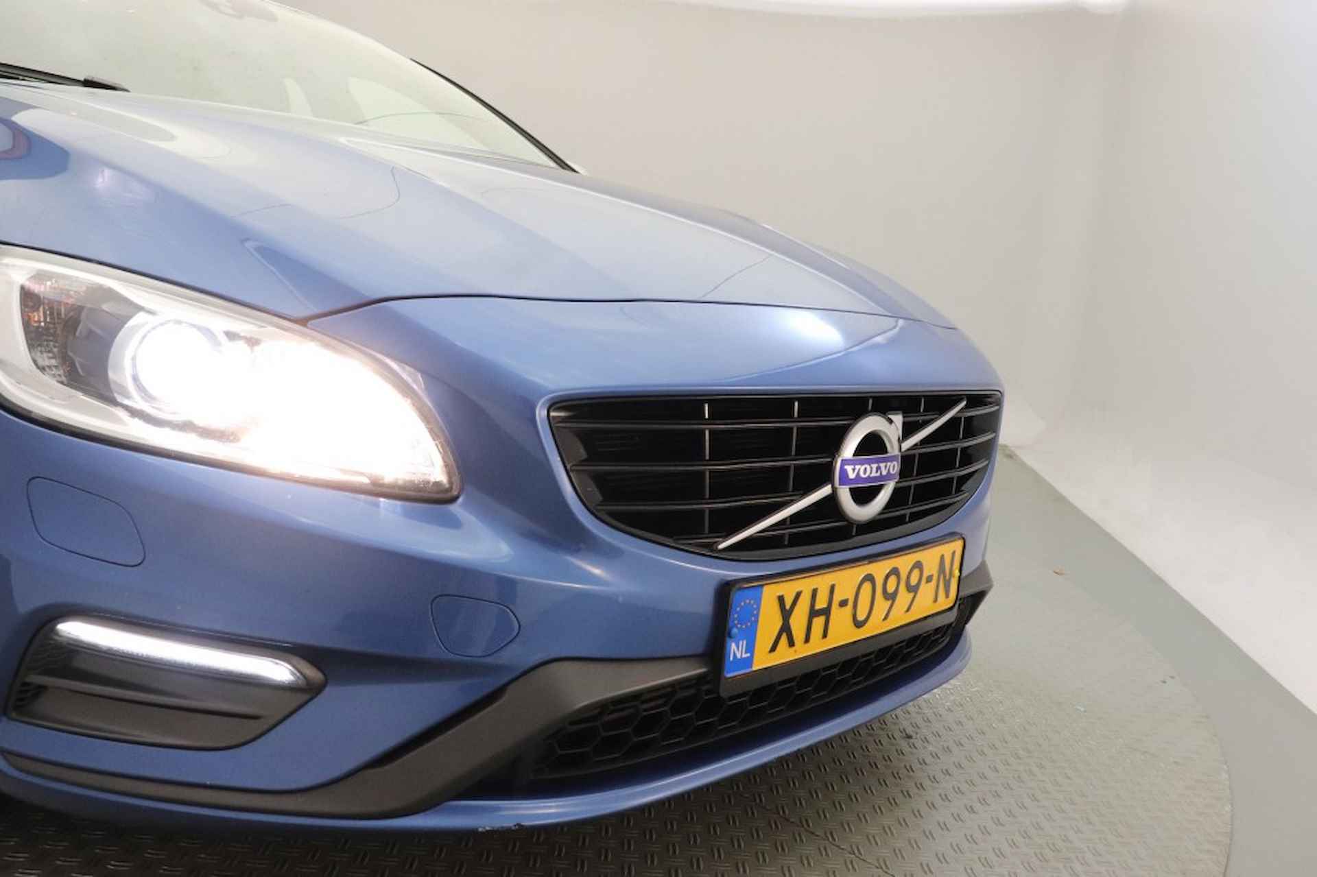 VOLVO V60 2.0 D4 Business Sport - Leer, Clima, Stoelverw. - 28/30