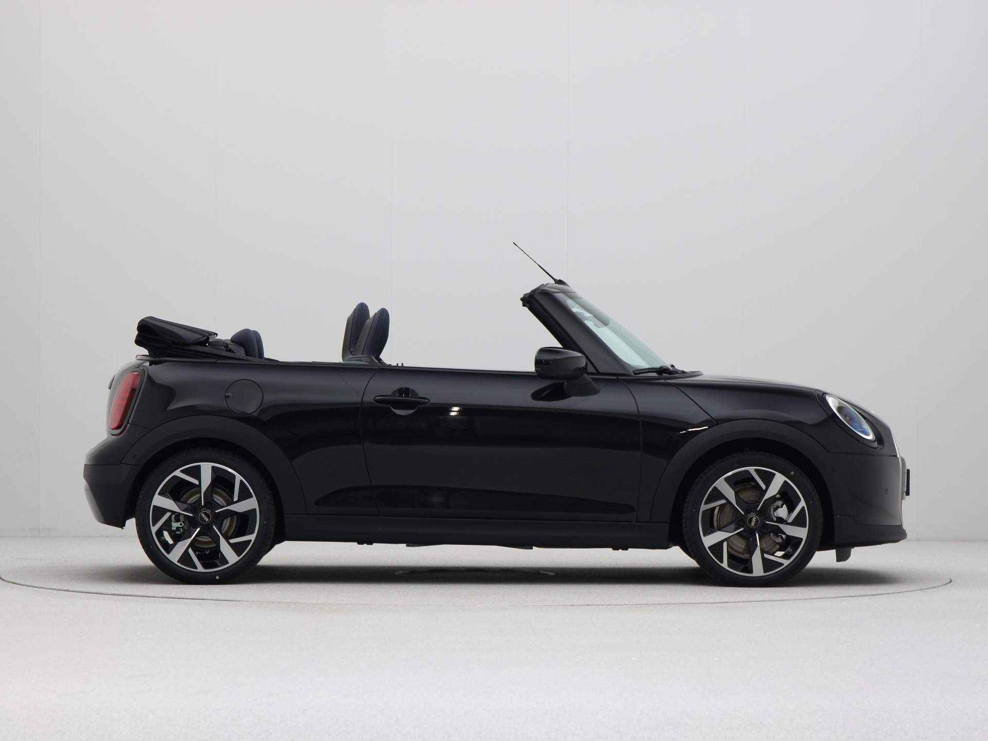 MINI Cooper Cabrio S Favoured Pakket XL PRIVATE LEASE EUR 890,- (48 mnd/10.000 km) - 8/31