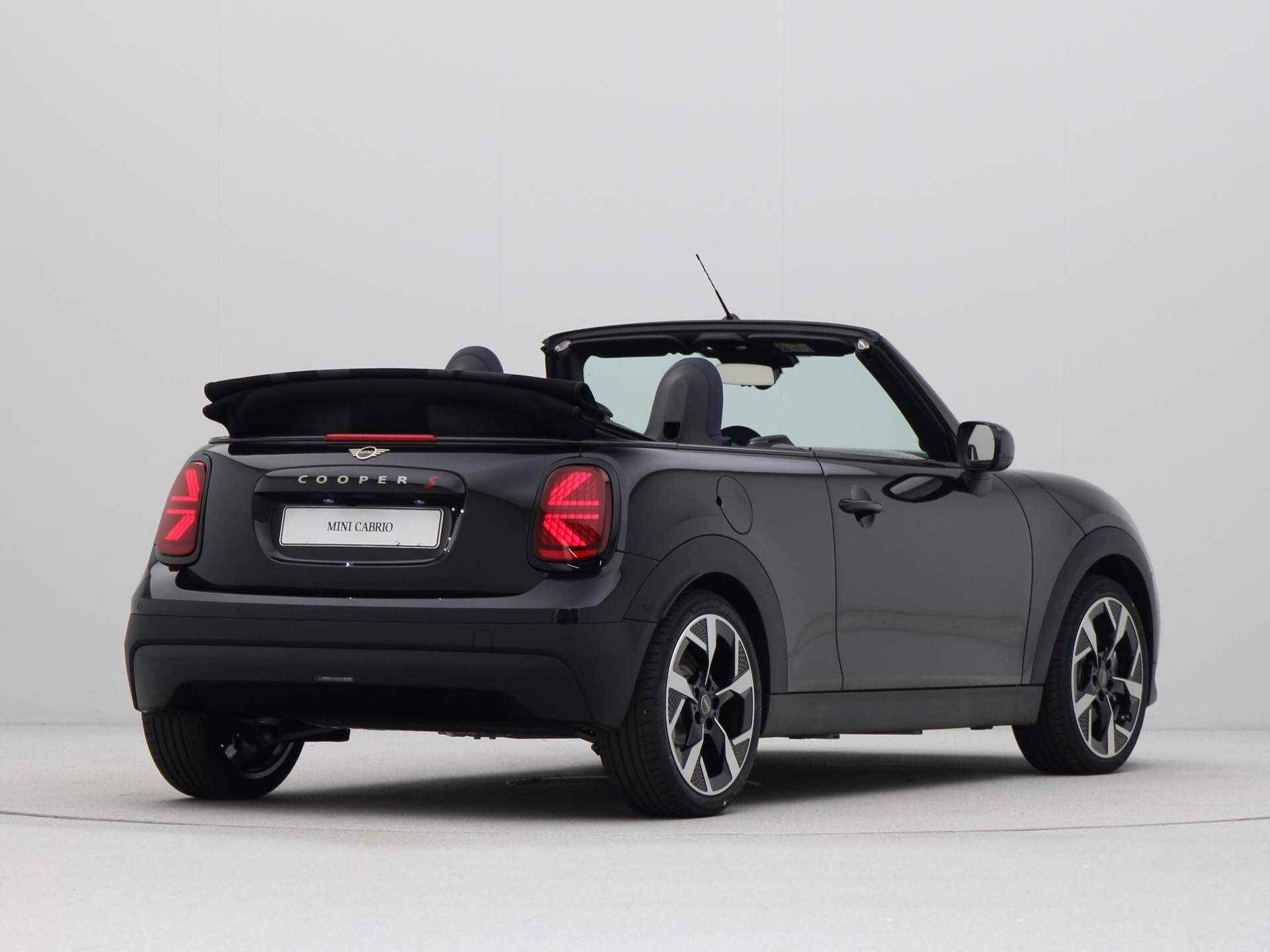 MINI Cooper Cabrio S Favoured Pakket XL PRIVATE LEASE EUR 890,- (48 mnd/10.000 km) - 10/31