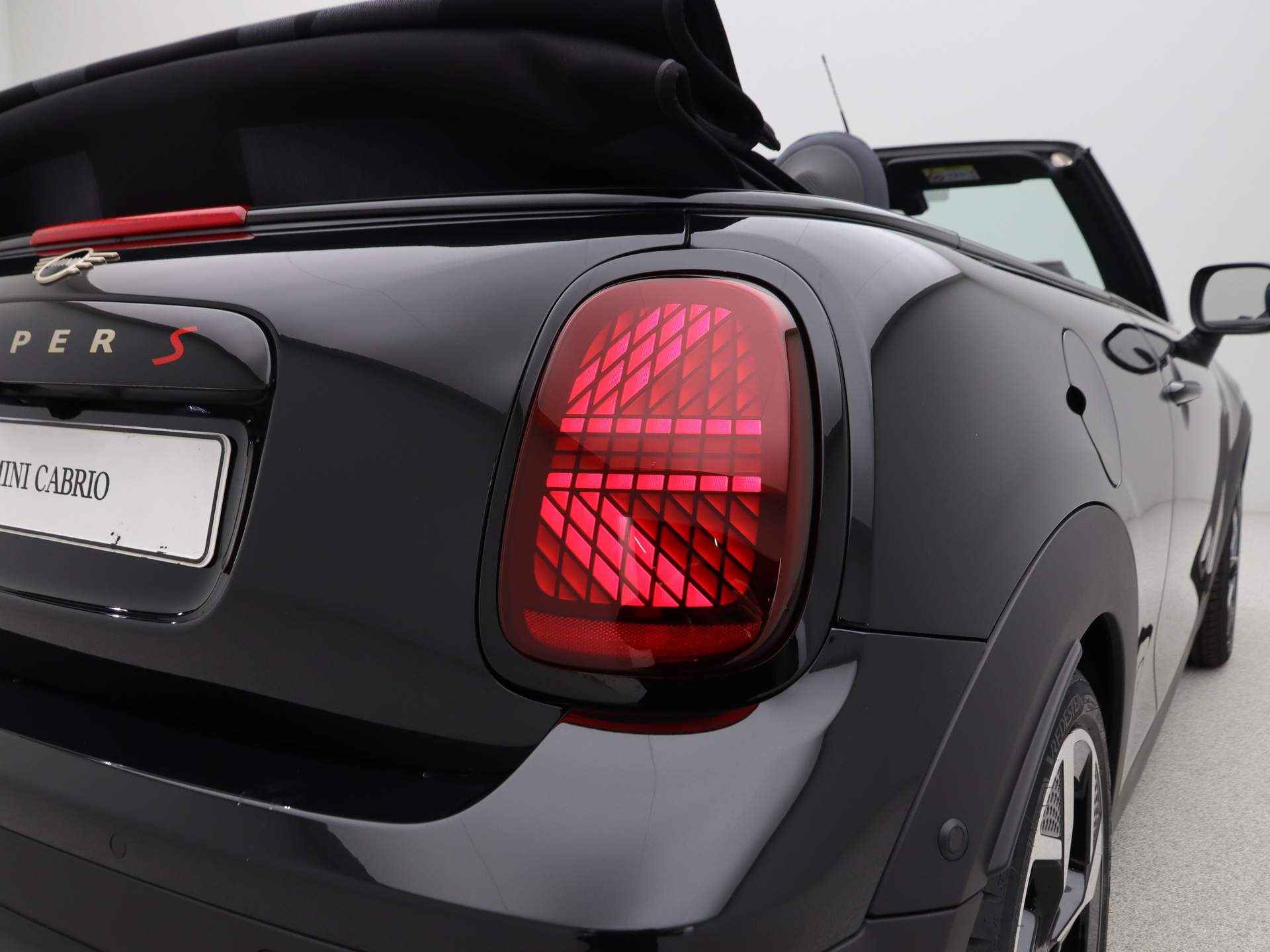 MINI Cooper Cabrio S Favoured Pakket XL PRIVATE LEASE EUR 890,- (48 mnd/10.000 km) - 28/31