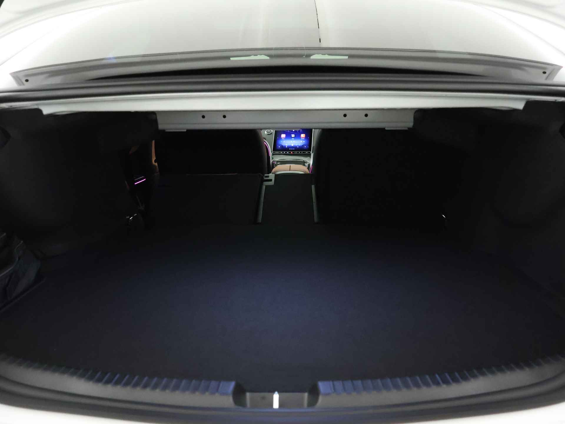 Mercedes-Benz C-Klasse 300 e star Edition AMG Line | Trekhaak | Nightpakket | Memorypakket | Dodehoekassistent | Parkeerpakket met achteruitrijcamera | Antidiefstalpakket GUARD 360° Plus | KEYLESS GO | USB-pakket | Verwarmde stoelen vooraan | - 34/40