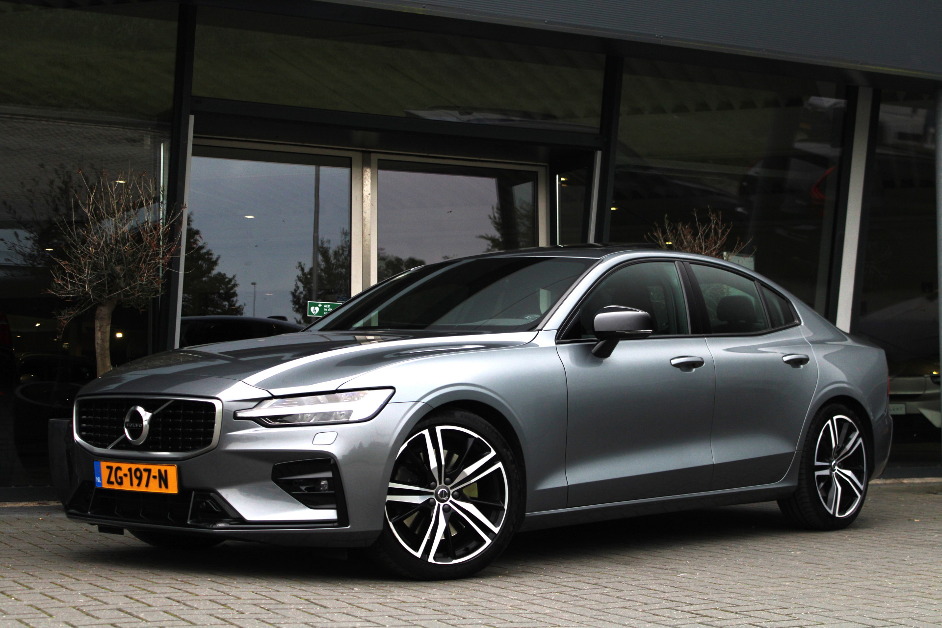 Volvo S60 T5 R-Design (Intro Edition) | Harman/Kardon | Panoramadak | Adaptive Cruise | Head-up display | 19-inch | BLIS | Trekhaak | BOMV